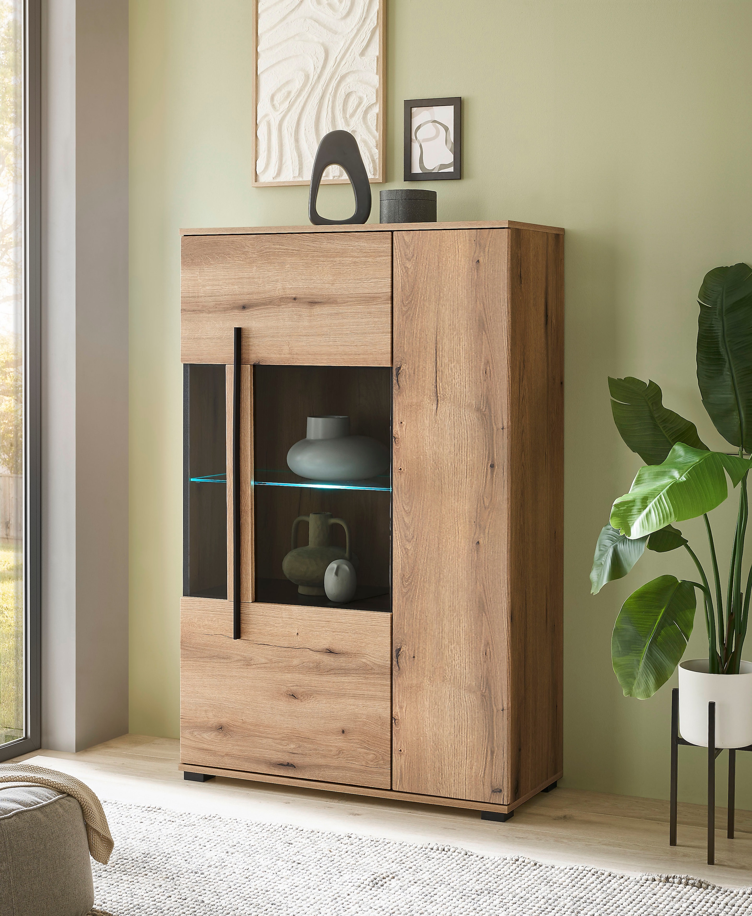 INOSIGN Vitrine »Cantara, Vitrinenschrank in Eiche Evoke oder weiss, Standvitrine« schwarzer Stangengriff, ausreichend Stauraum, vielseitig einsetzbar