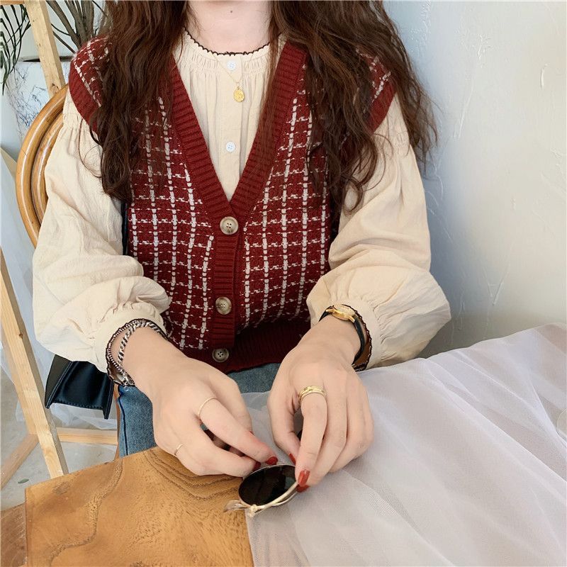 Duwnie - Blouse met ballonmouwen en knoopjes / Gebreid vest met patroon en knoopjes