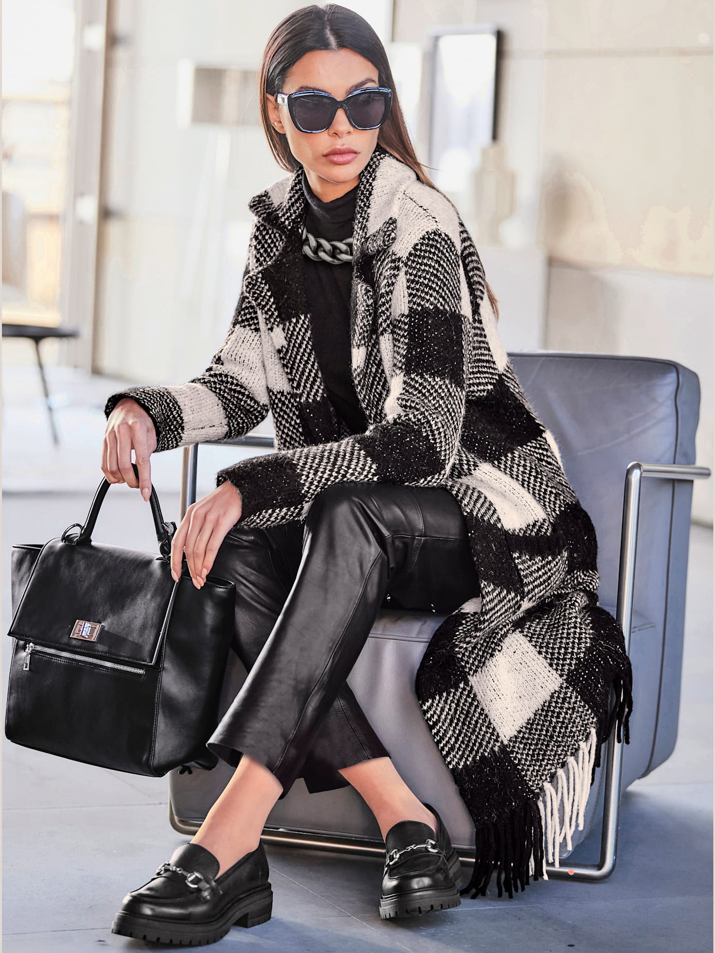 Manteau en tricot finitions arrondies à franges