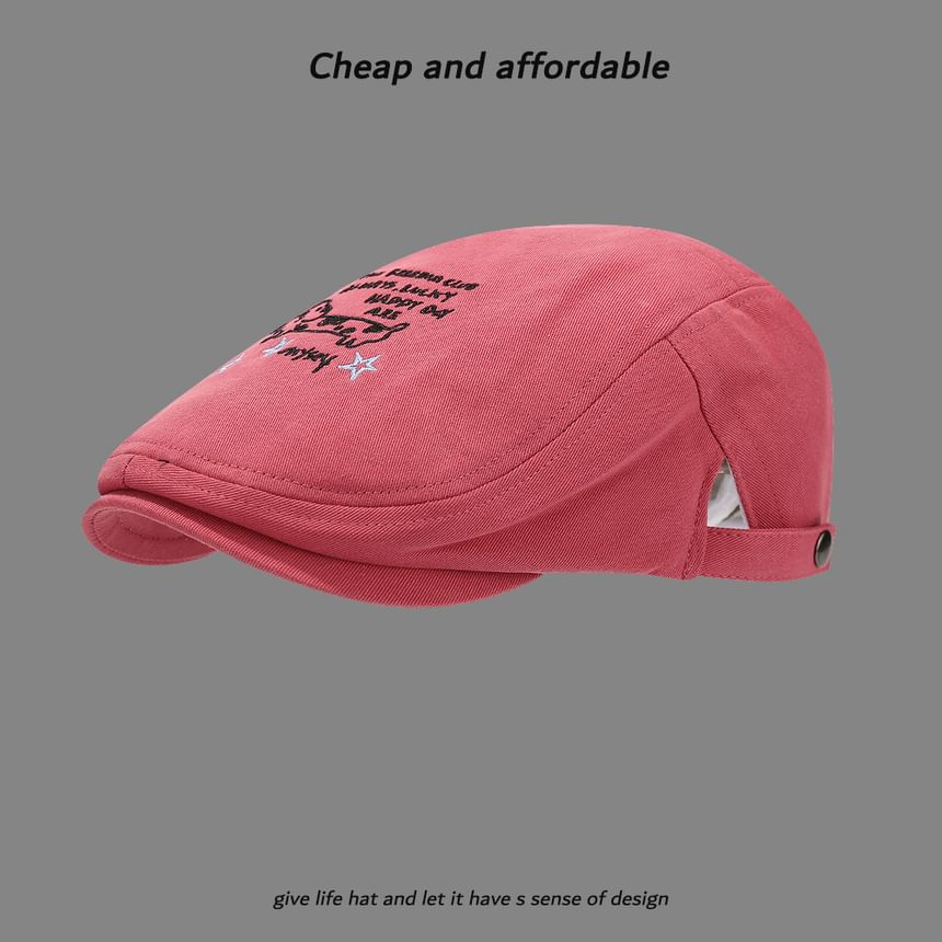 Alpha Kiss - Platte pet met geborduurde letters