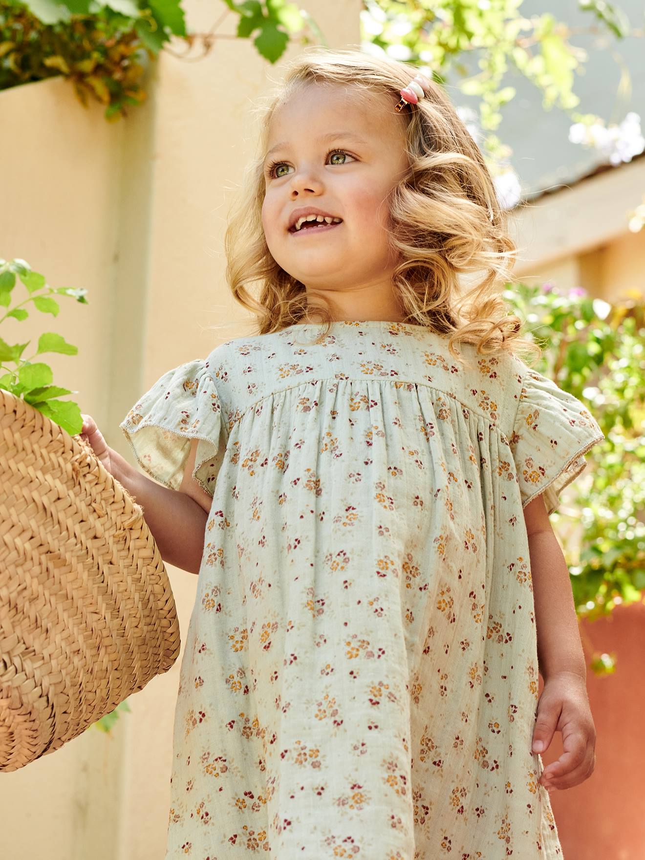 Vestido infantil de chiffon de algodão estampado com mangas borboleta, na cor verde-água.