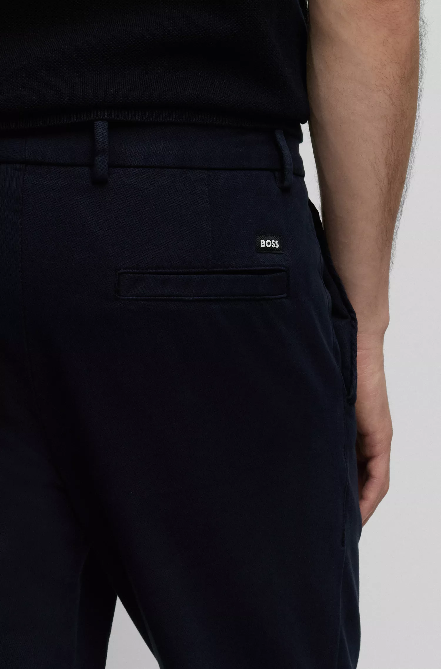 Calça BOSS preta de corte regular em sarja de algodão stretch bicolor.