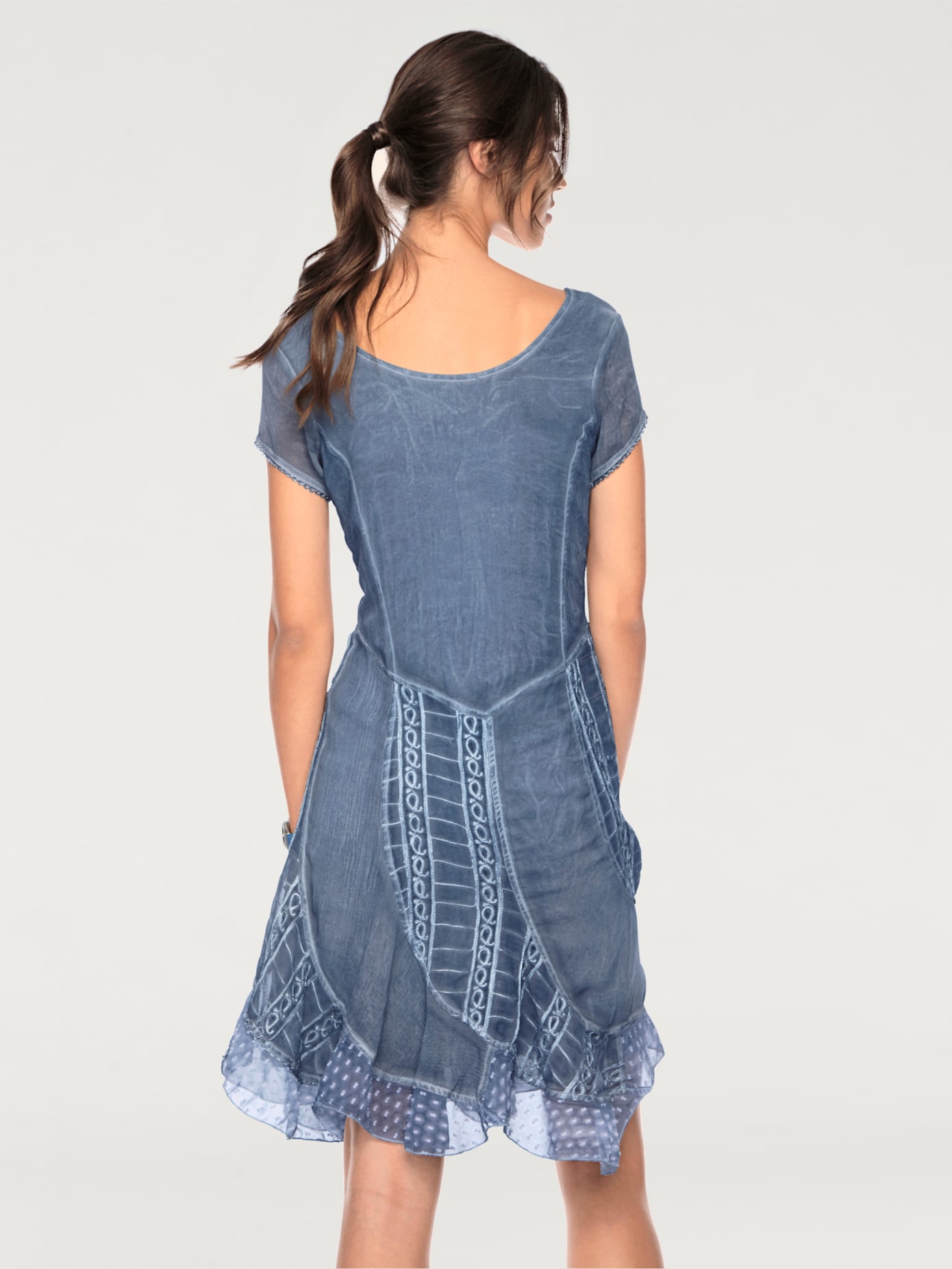 Robe brodée look romantique