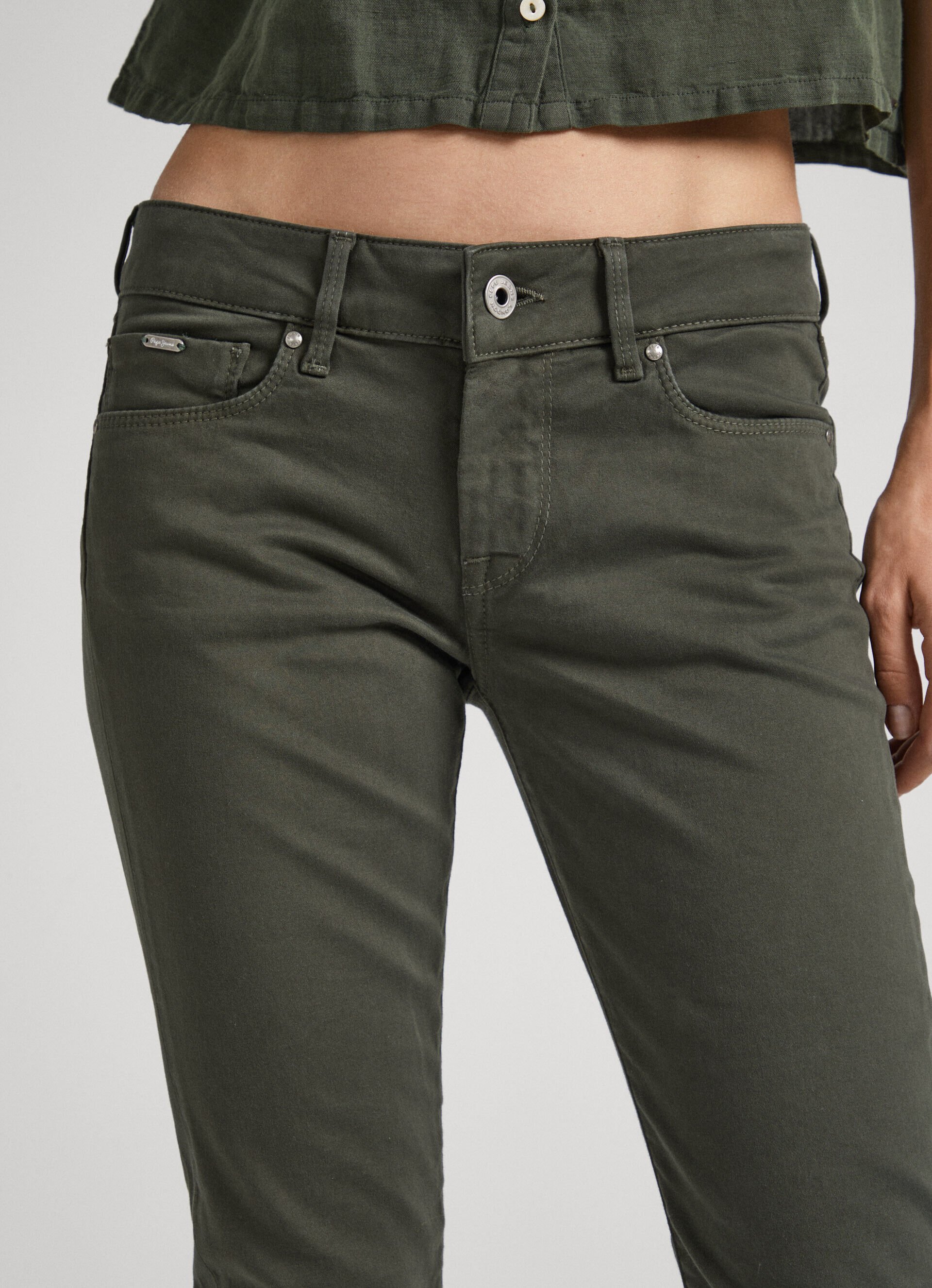 Calça skinny com 5 bolsos - verde oliva