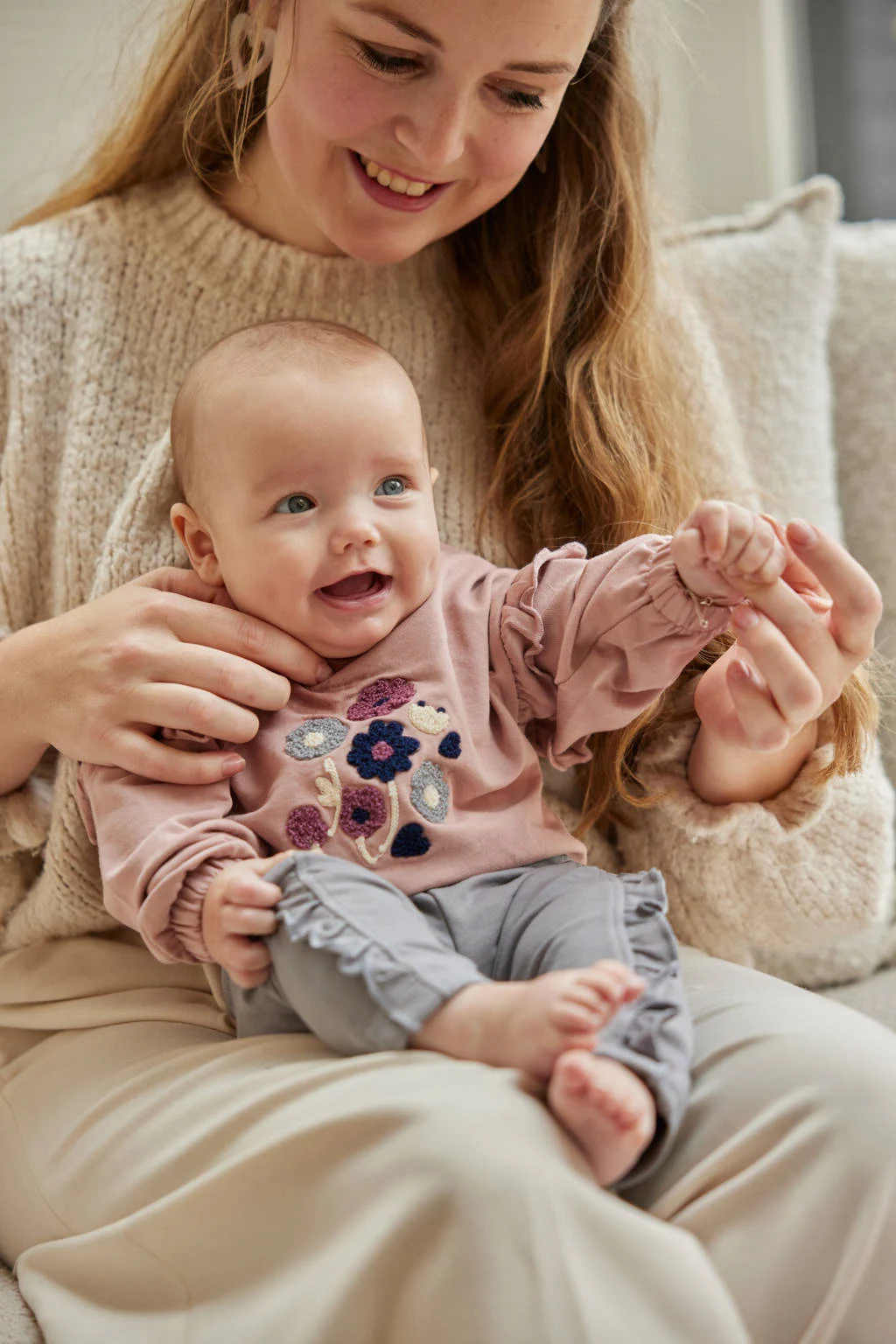 Dirkje sweater lichtroze broderie