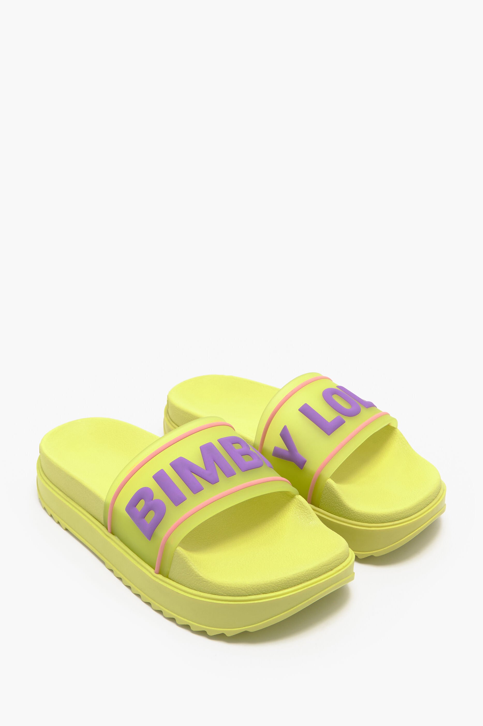Chinelo plataforma com logo amarelo