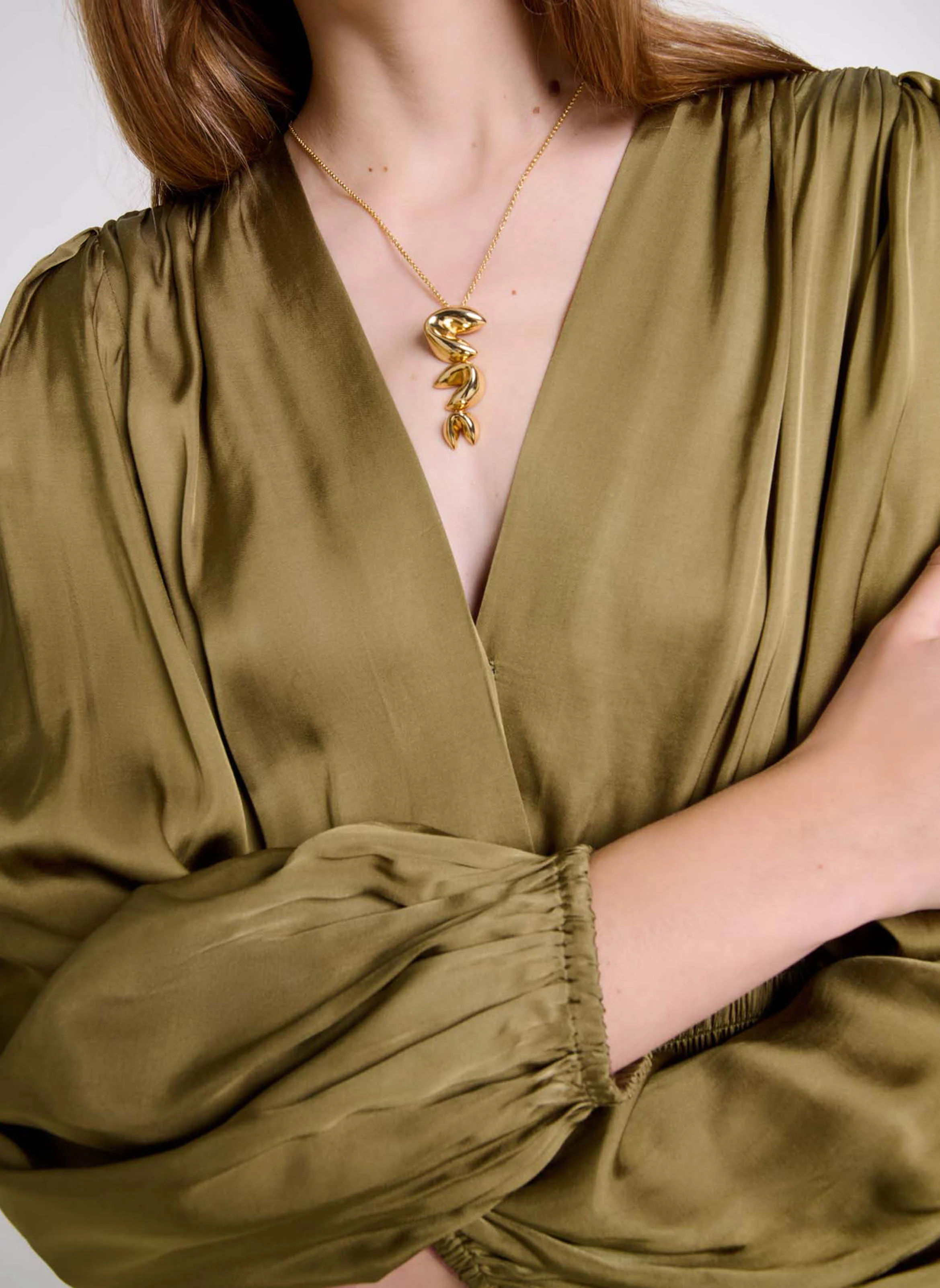 Robe longue satinée cache-cœur | Kaki