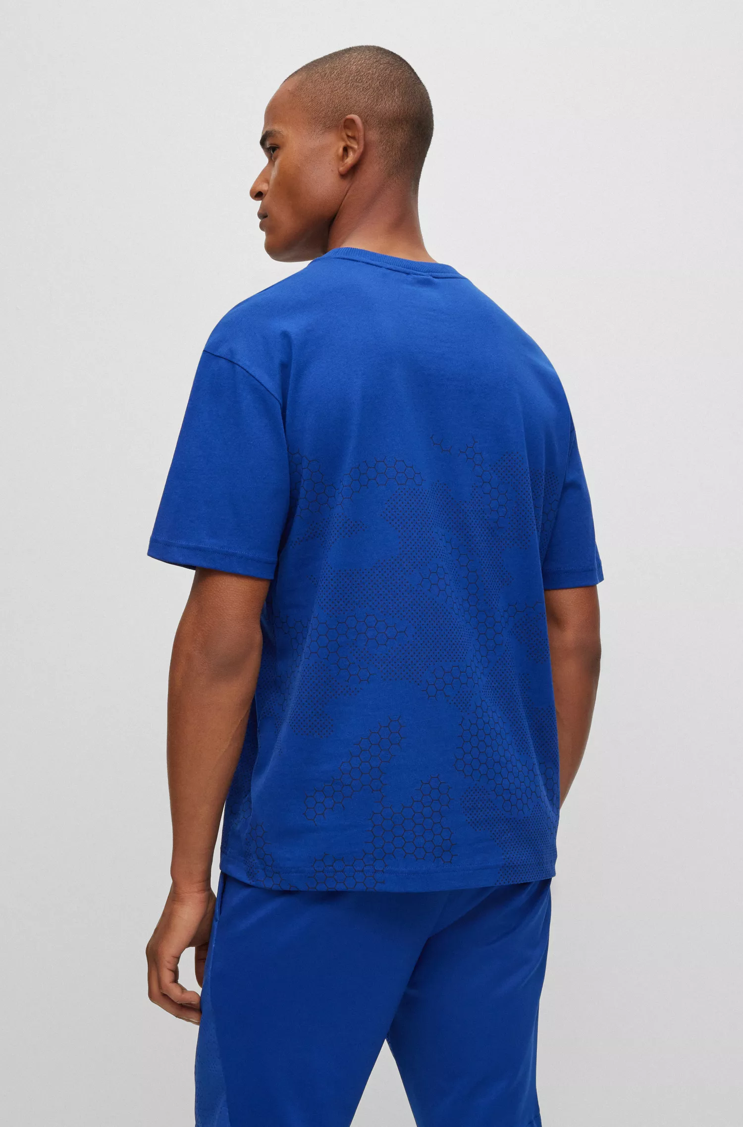 Camiseta BOSS verde em malha de algodão com estampa camuflada e emblema com o logotipo.