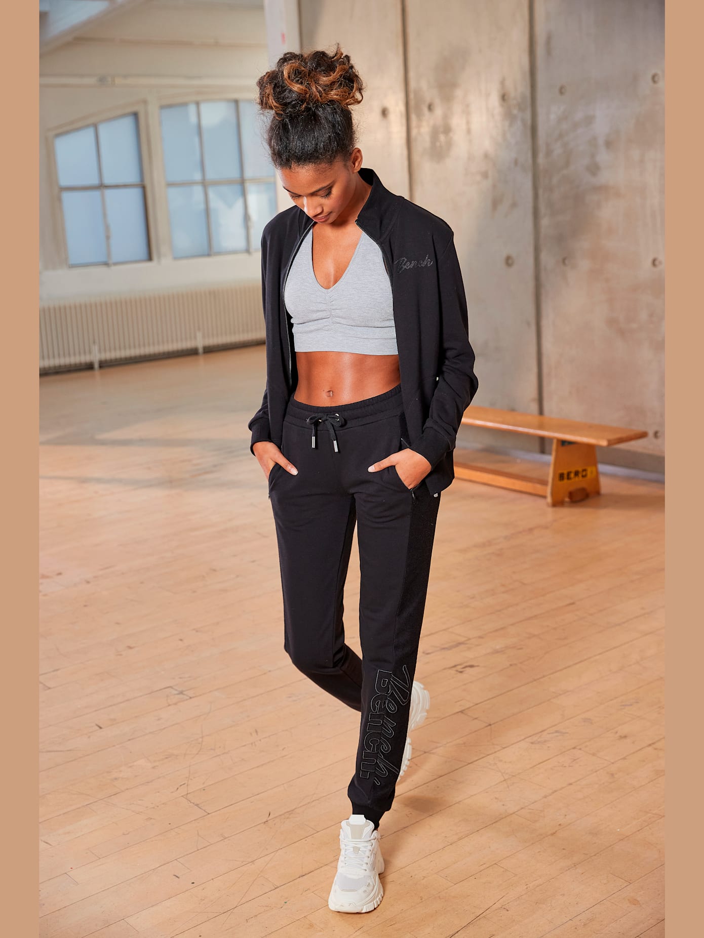 Pantalon détente avec logo brodé