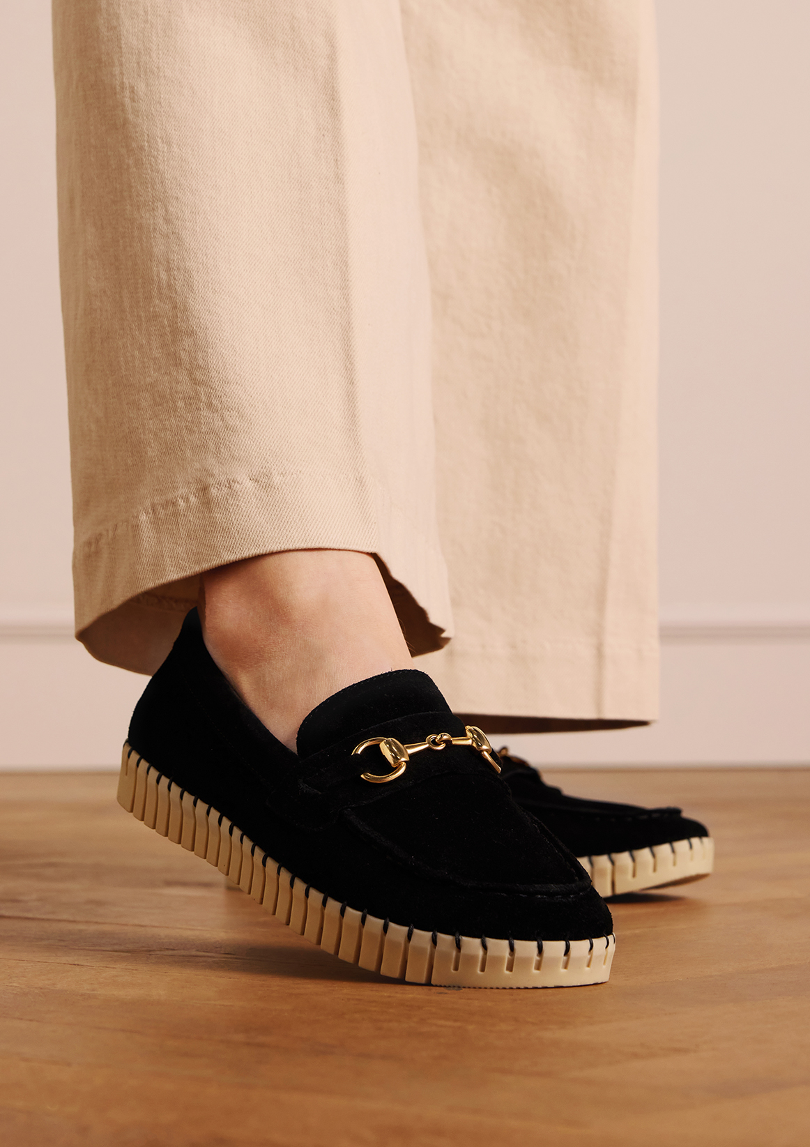 Zwarte suède loafer met goudkleurig detail