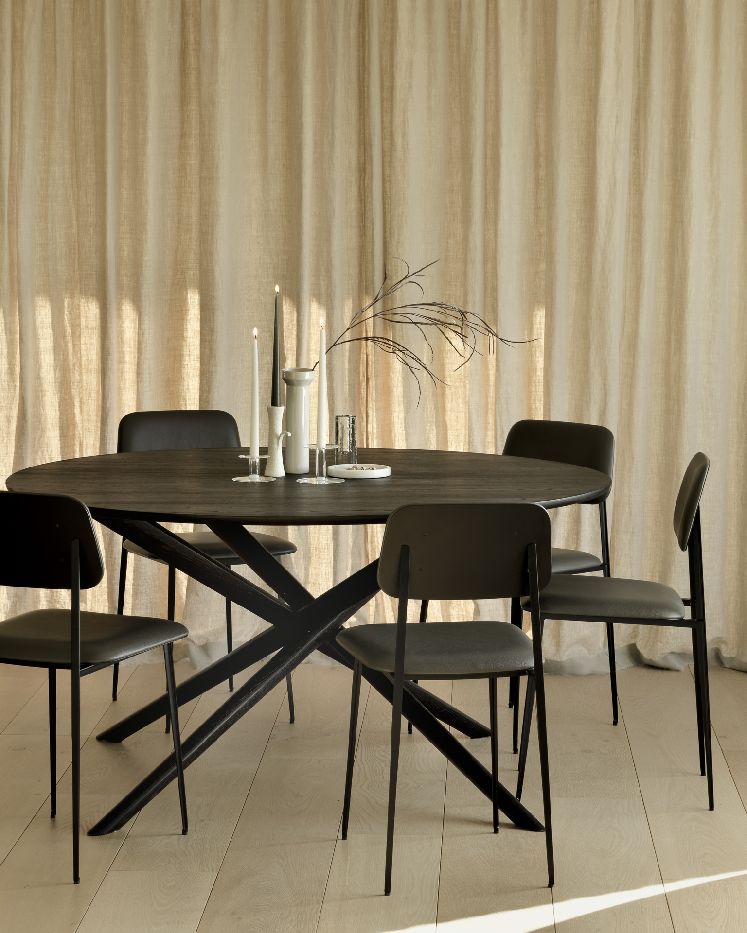 Oak Mikado eettafel - rond 150 - zwart