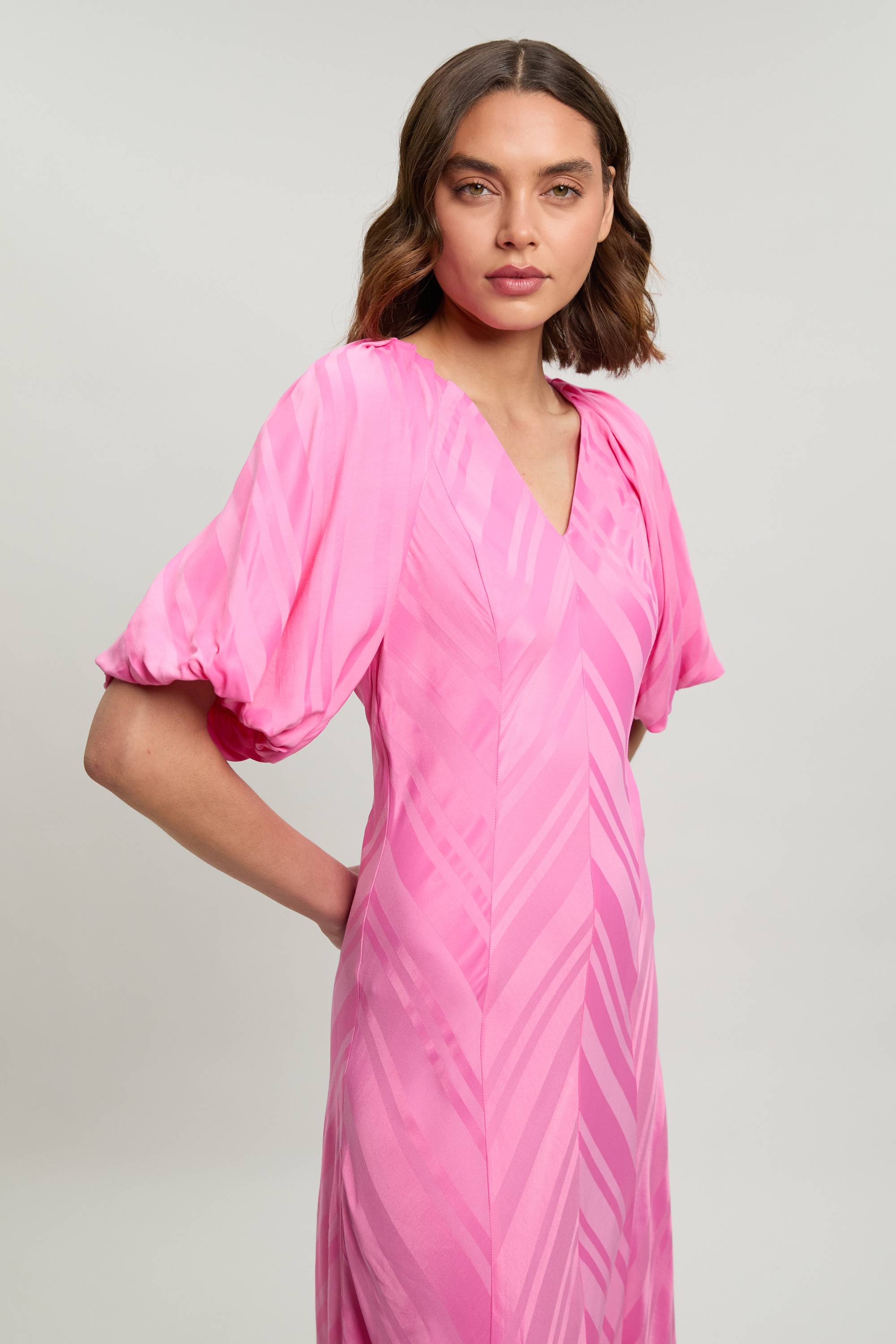 KarenMillen Robe Midi Fluide À Manches Courtes Avec Détail De Tissu À Rayures