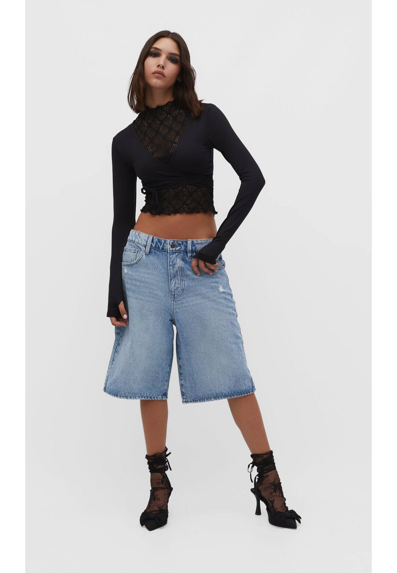 Blusa de gola alta com renda combinando
