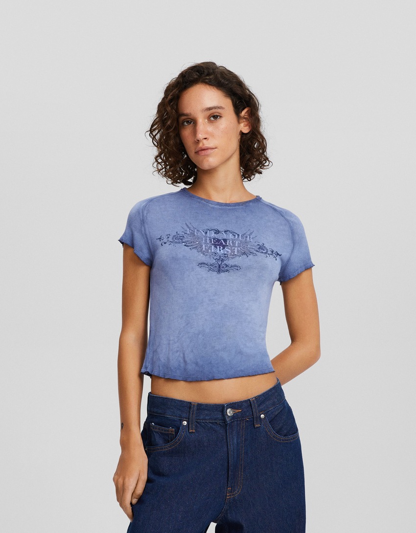 Camiseta de manga curta com efeito desbotado e aplicações de strass.