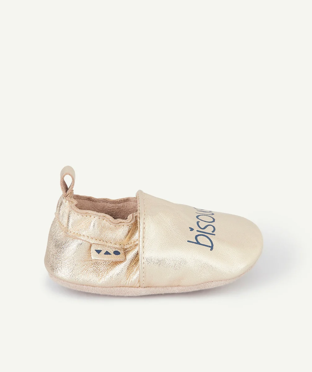 CHAUSSONS EN CUIR BÉBÉ FILLE COULEUR DORÉE AVEC MESSAGES BISOUS