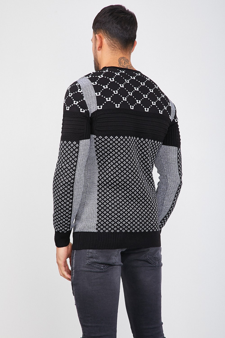 Pull en maille noir à différents motifs blancs
