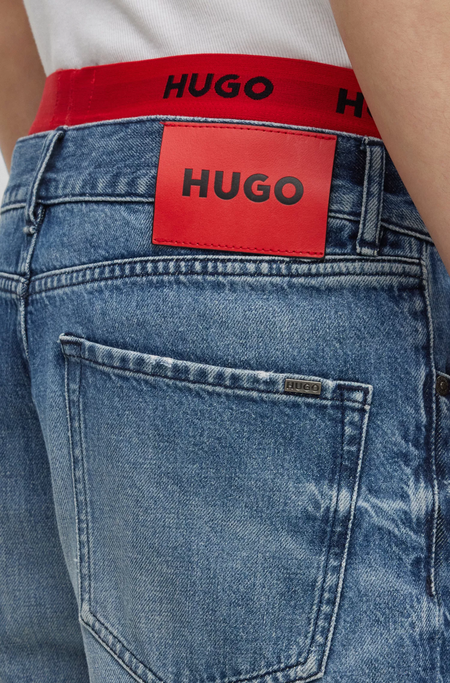 Calça jeans HUGO vermelha, corte regular, em denim rígido azul.