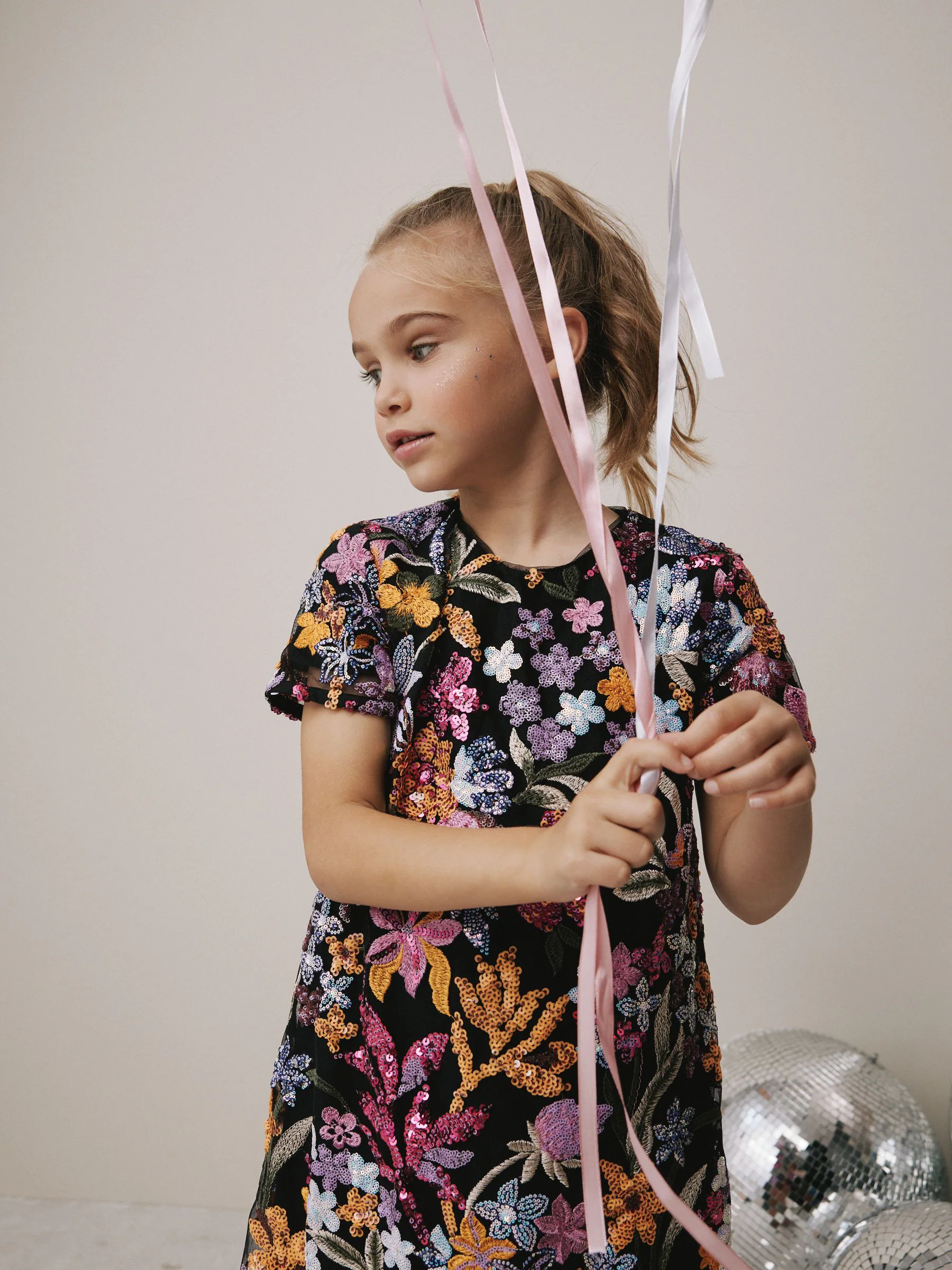 Multi - Felgekleurde bloemen shiftjurk met lovertjes (3-16jr)