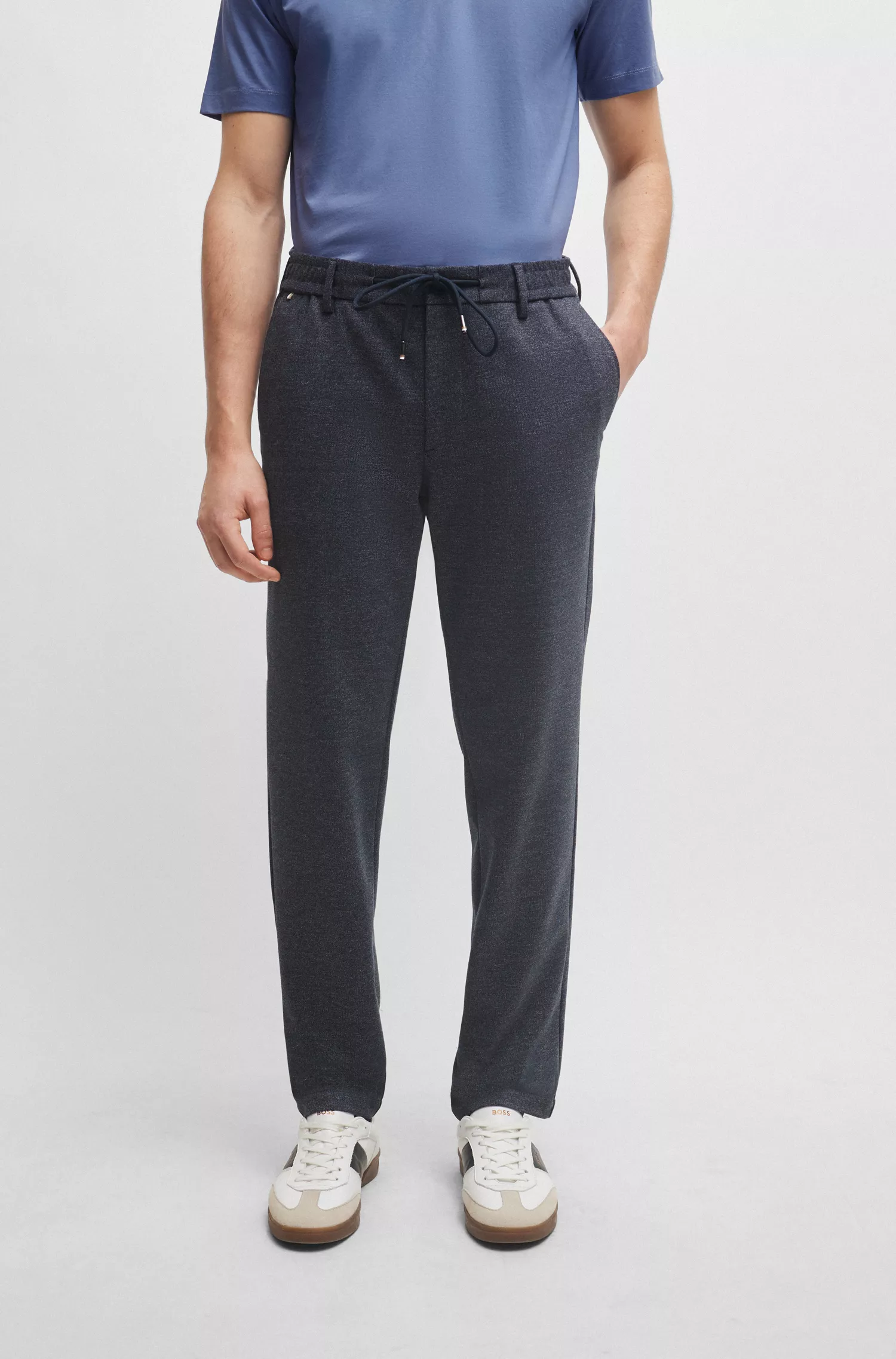 Calça BOSS preta, corte regular, em malha estampada.