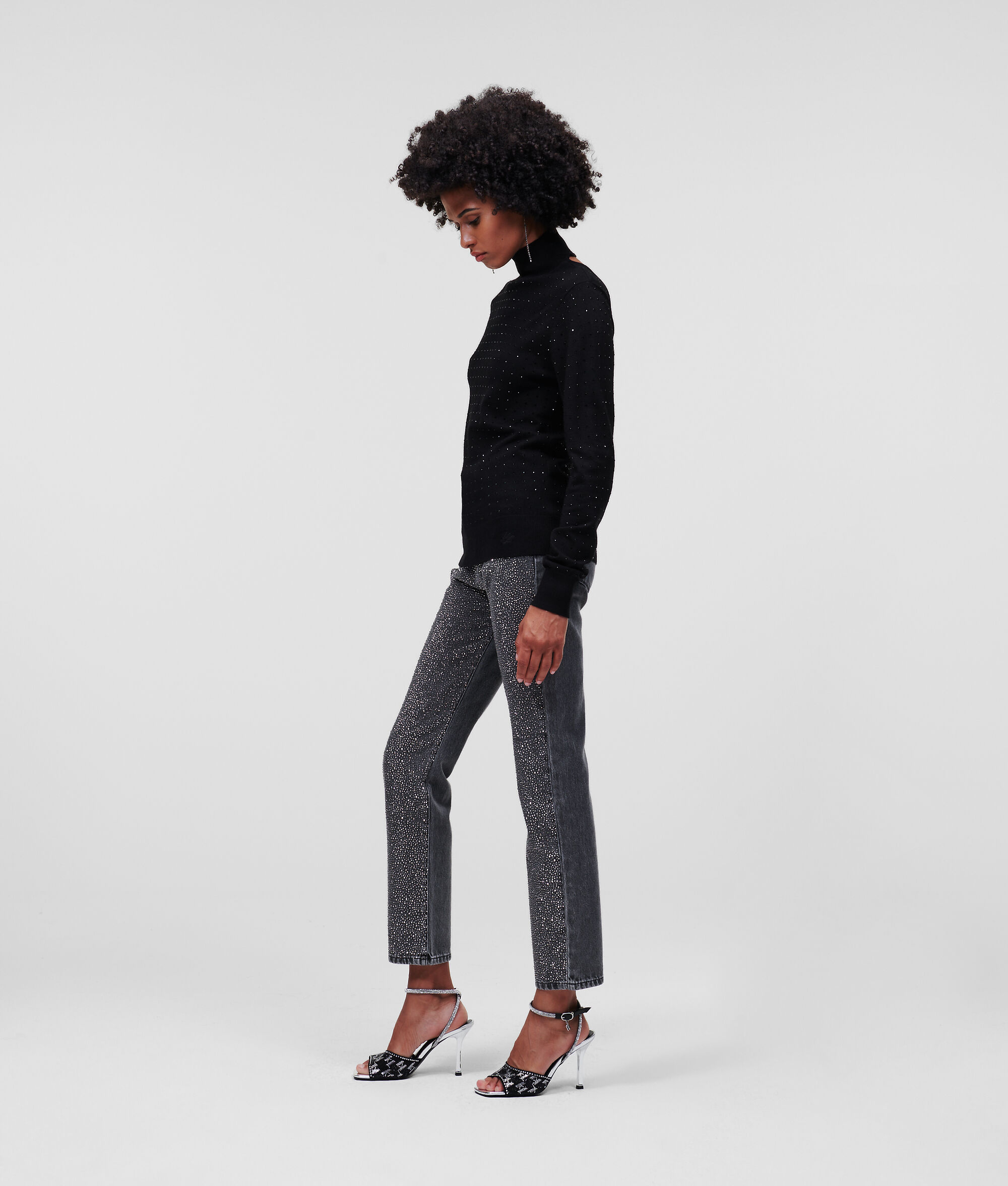 PULL ÉCHANCRÉ AU DOS ET ORNÉ DE STRASS
