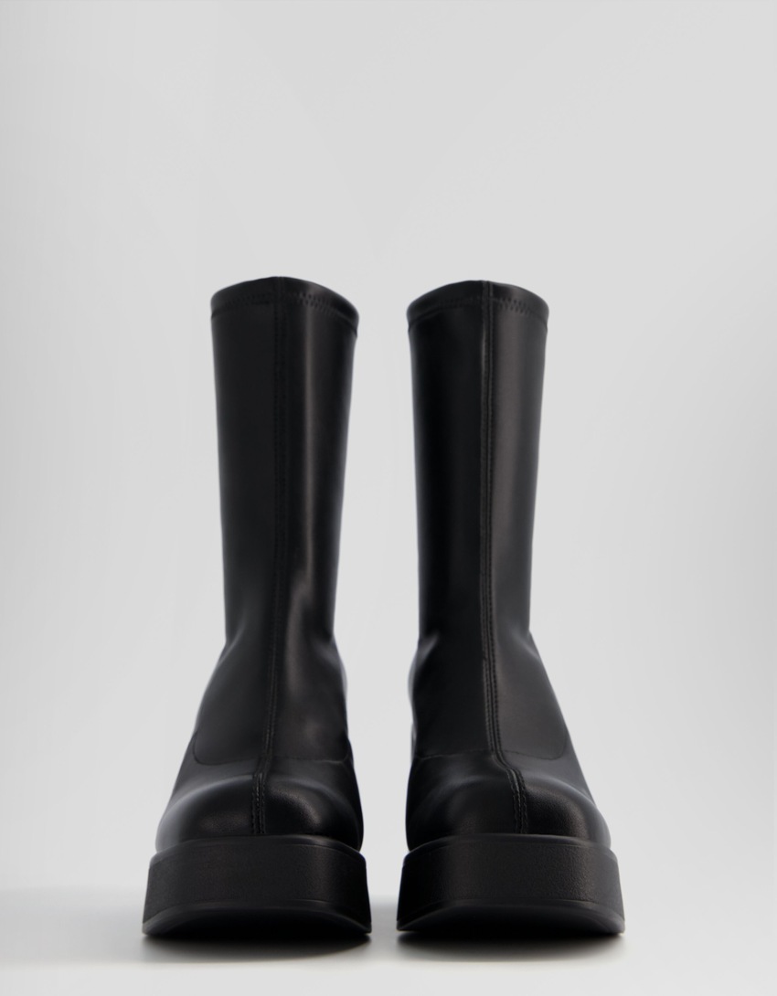 Botas de cano curto com plataforma e salto alto.