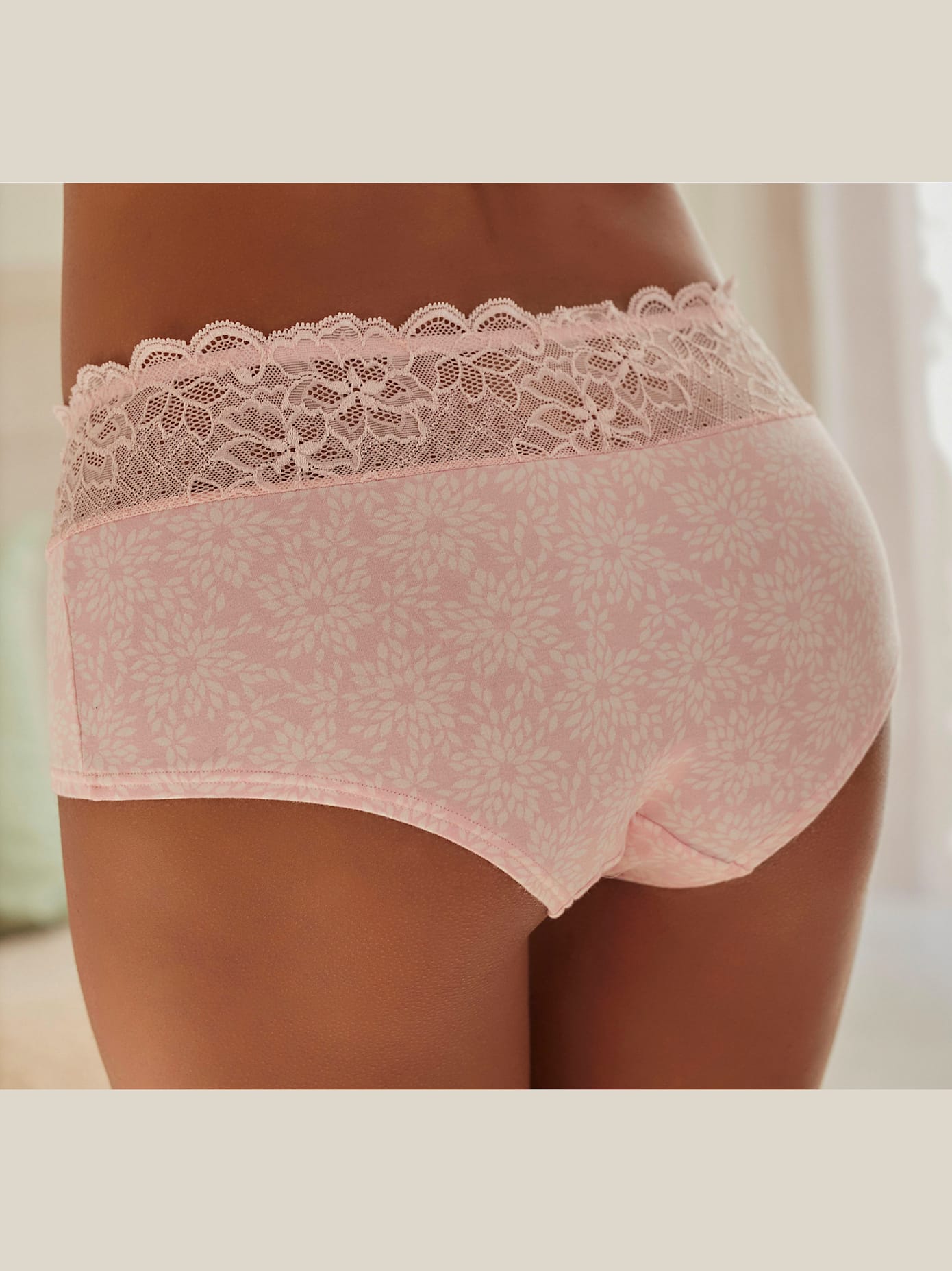 Panty féminin avec coupe enveloppante