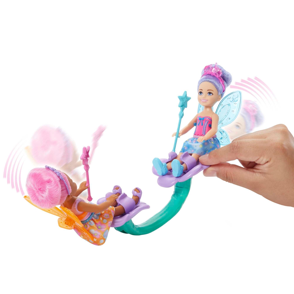 Barbie Chelsea Puppen mit Märchen-Spielset, Baumhaus und Karussell