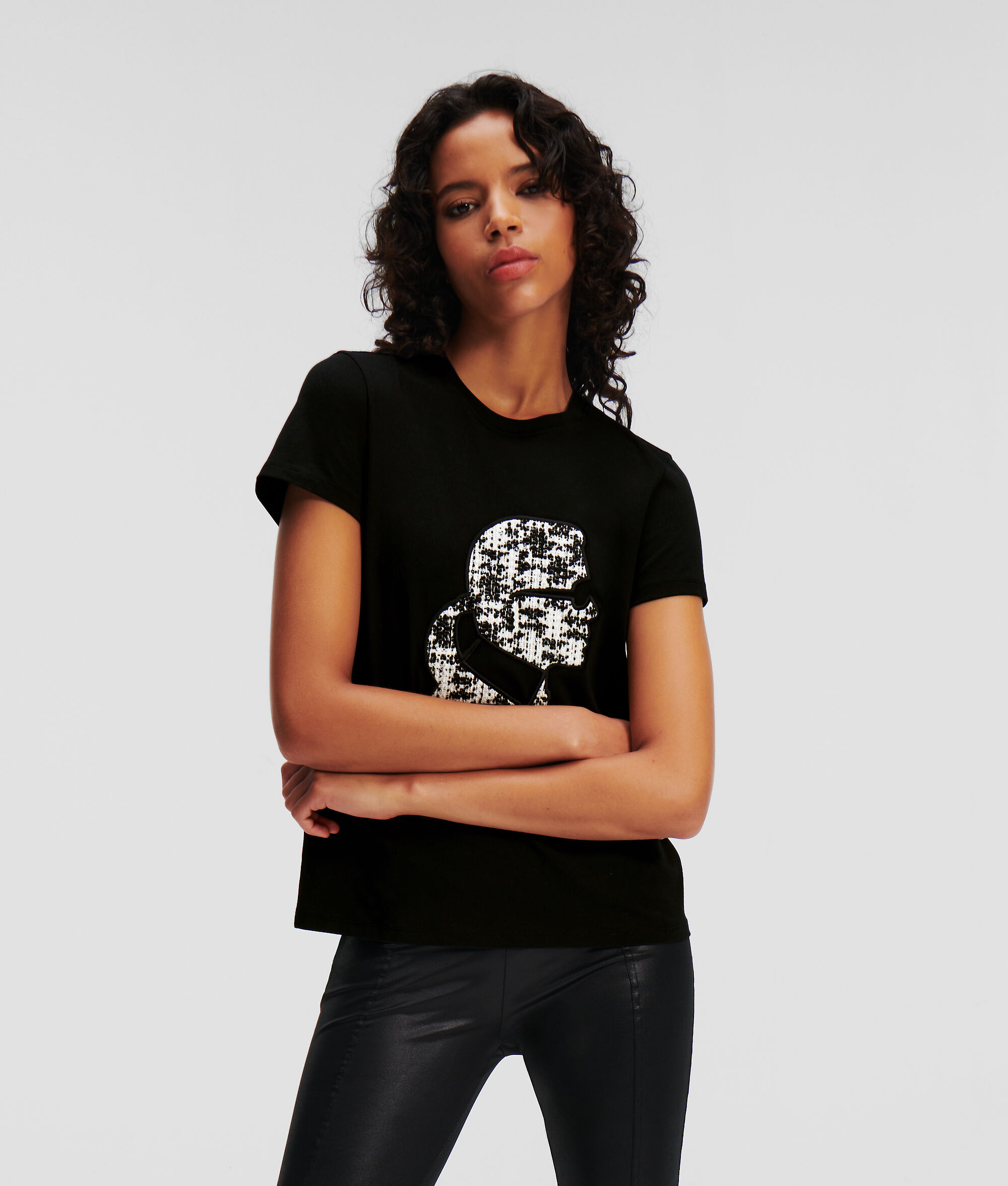 T-SHIRT À L'EFFIGIE DE KARL EN BOUCLÉ