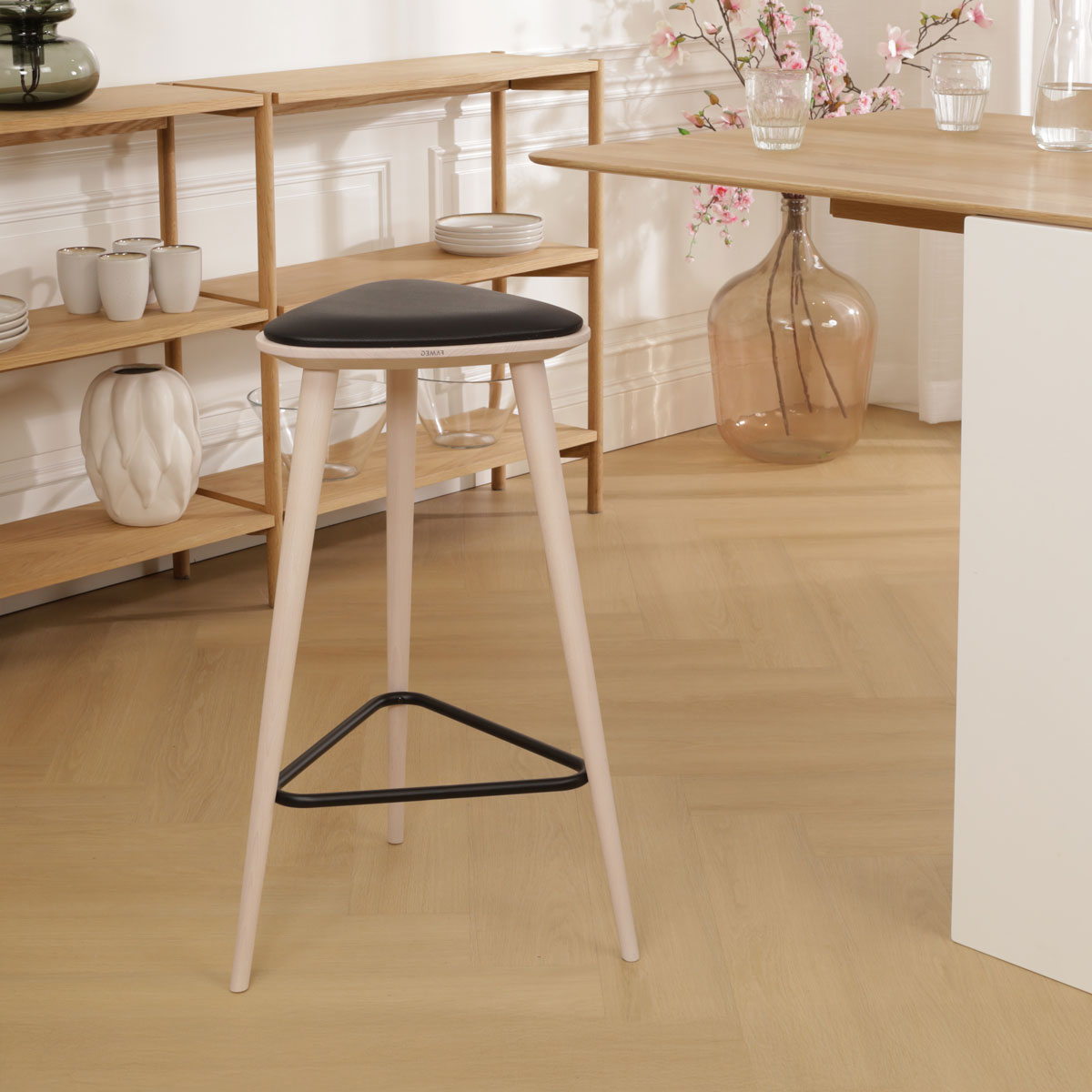 Houten barkruk Finn whitewash met zitkussen - 78 cm