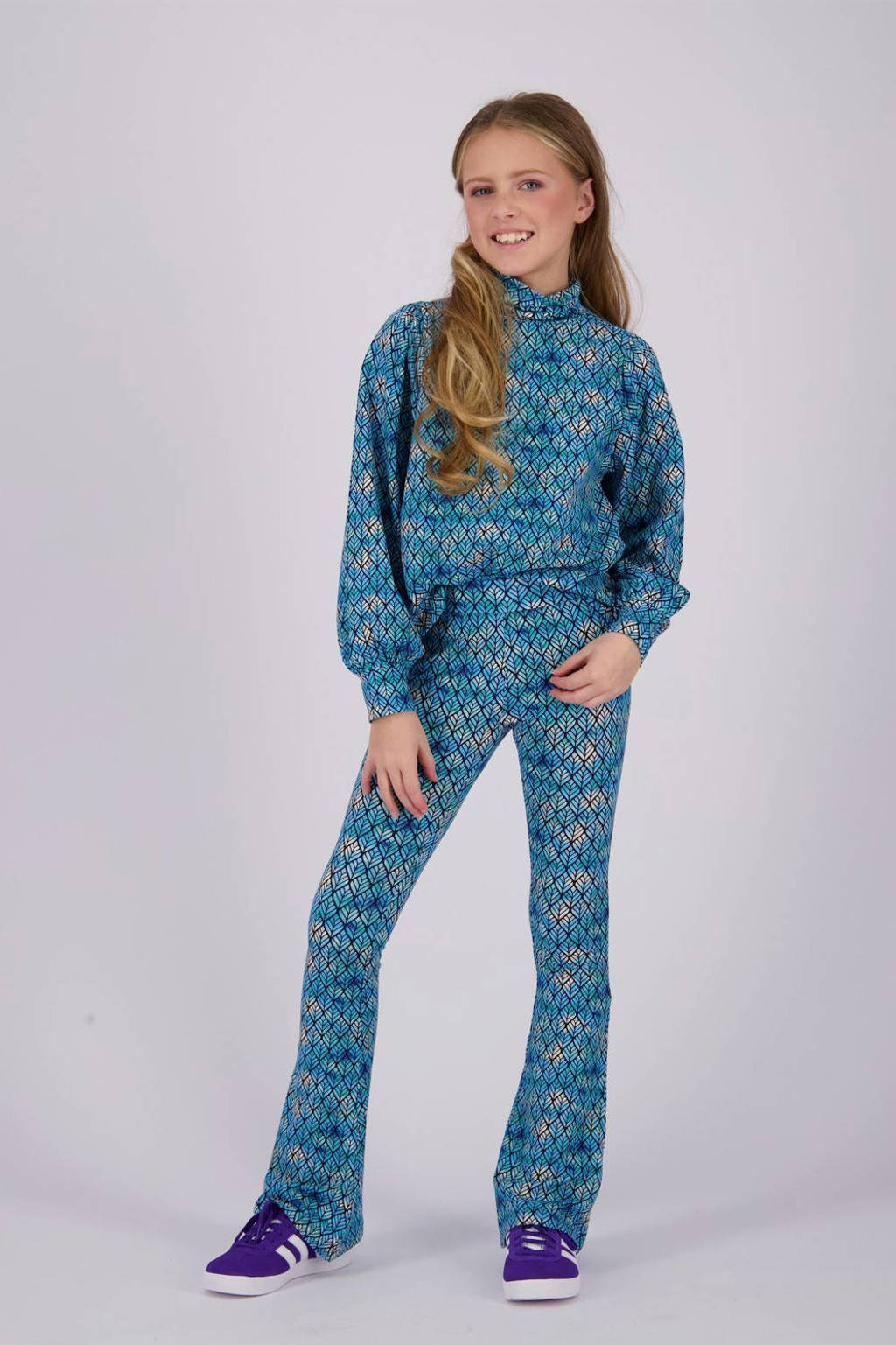 Vingino high waist flared broek Stexie met all over print blauw/grijs