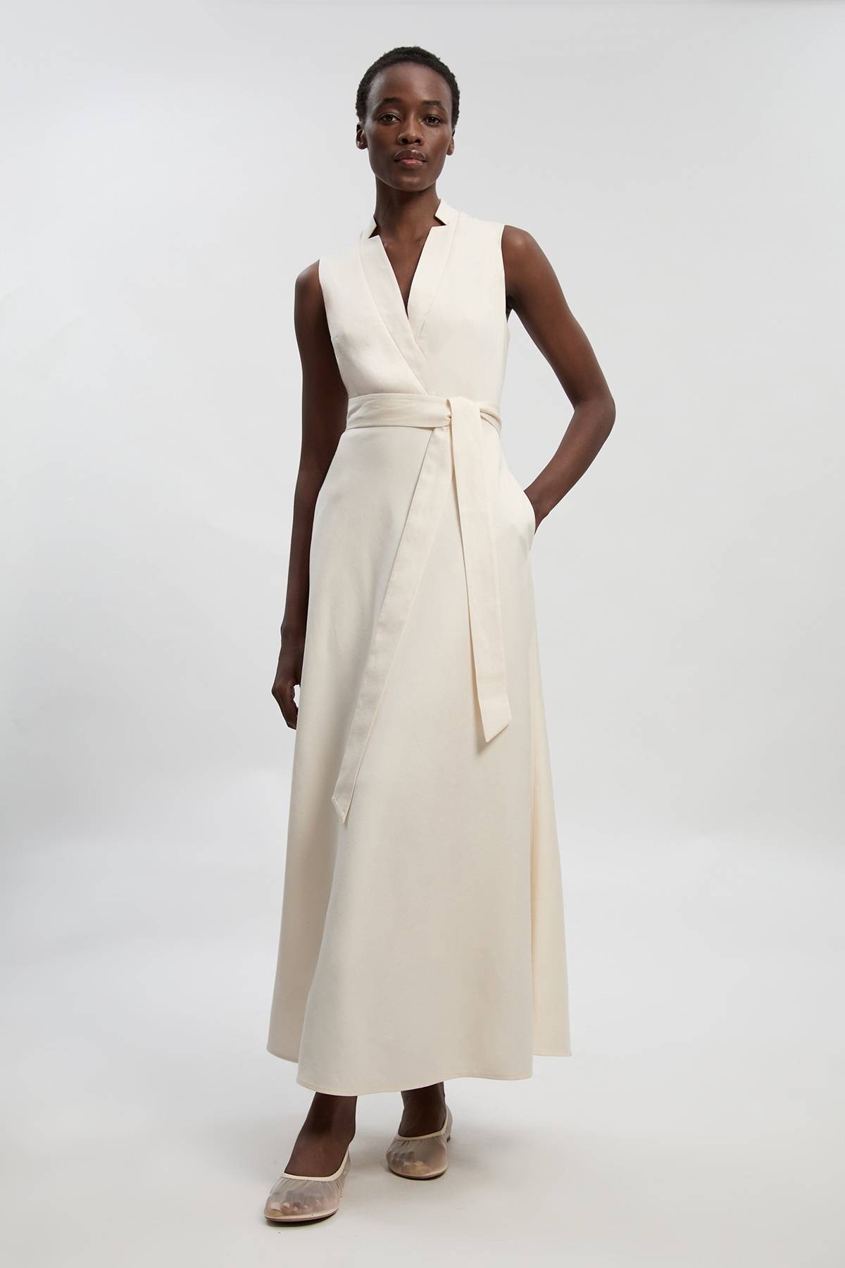 KarenMillen Robe Maxi Portefeuille en Lin Ajustée avec Ceinture Nouée - Petite Taille