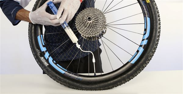 COMPACT MILKIT Tubeless-Servicekit  Schwarz  Ventil Set 45mm