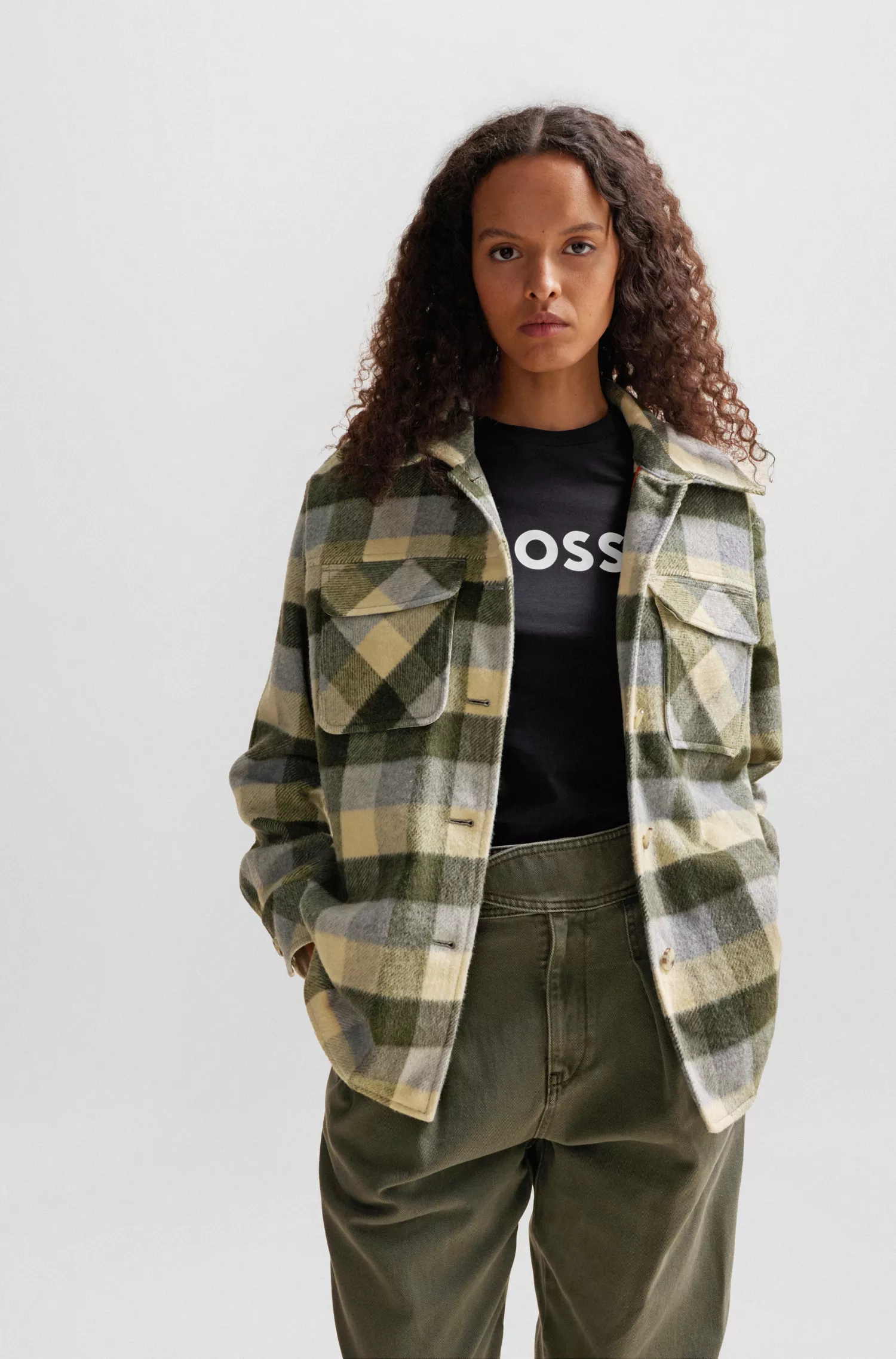 Jaqueta BOSS laranja, modelagem relaxada, em tecido xadrez com bolsos aplicados.