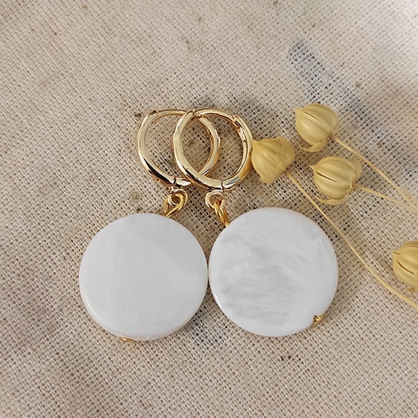Boucles d'oreilles pendantes - Laiton plaqué or & émail blanc