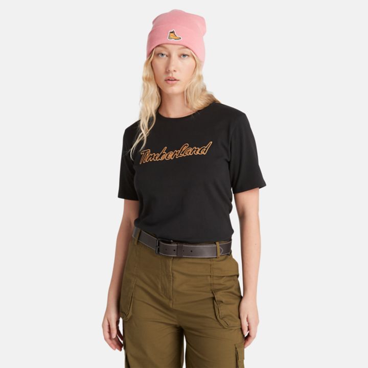 Camiseta feminina preta com logo texturizado.