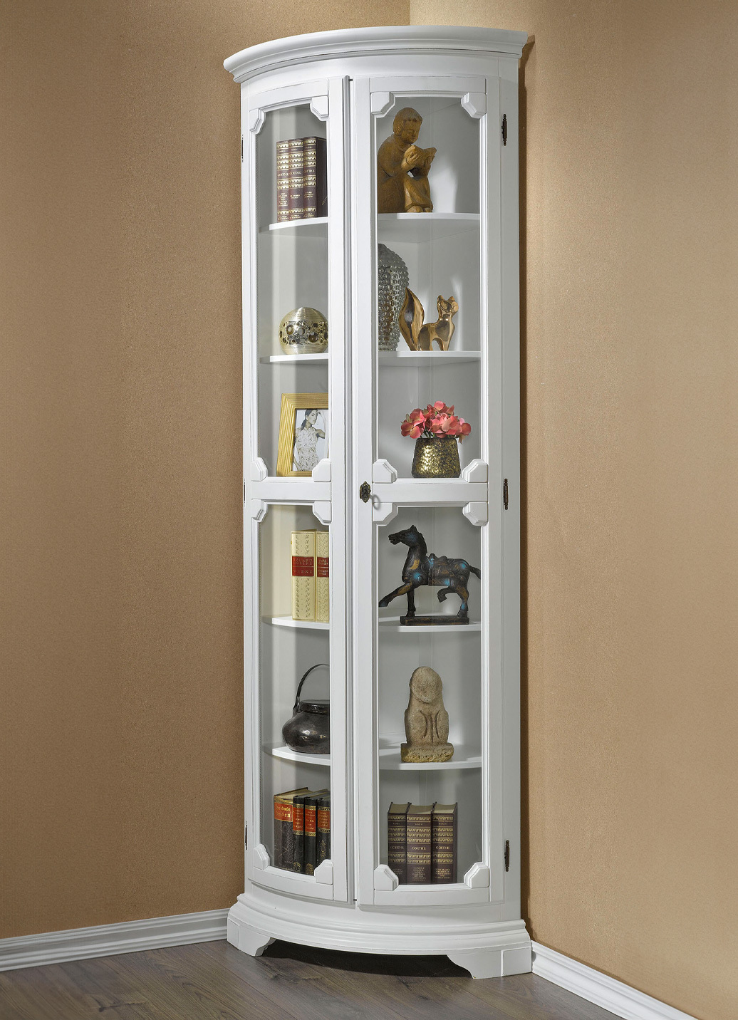 Teilmassive Eckvitrine mit gebogenen Glastüren mit Schloss