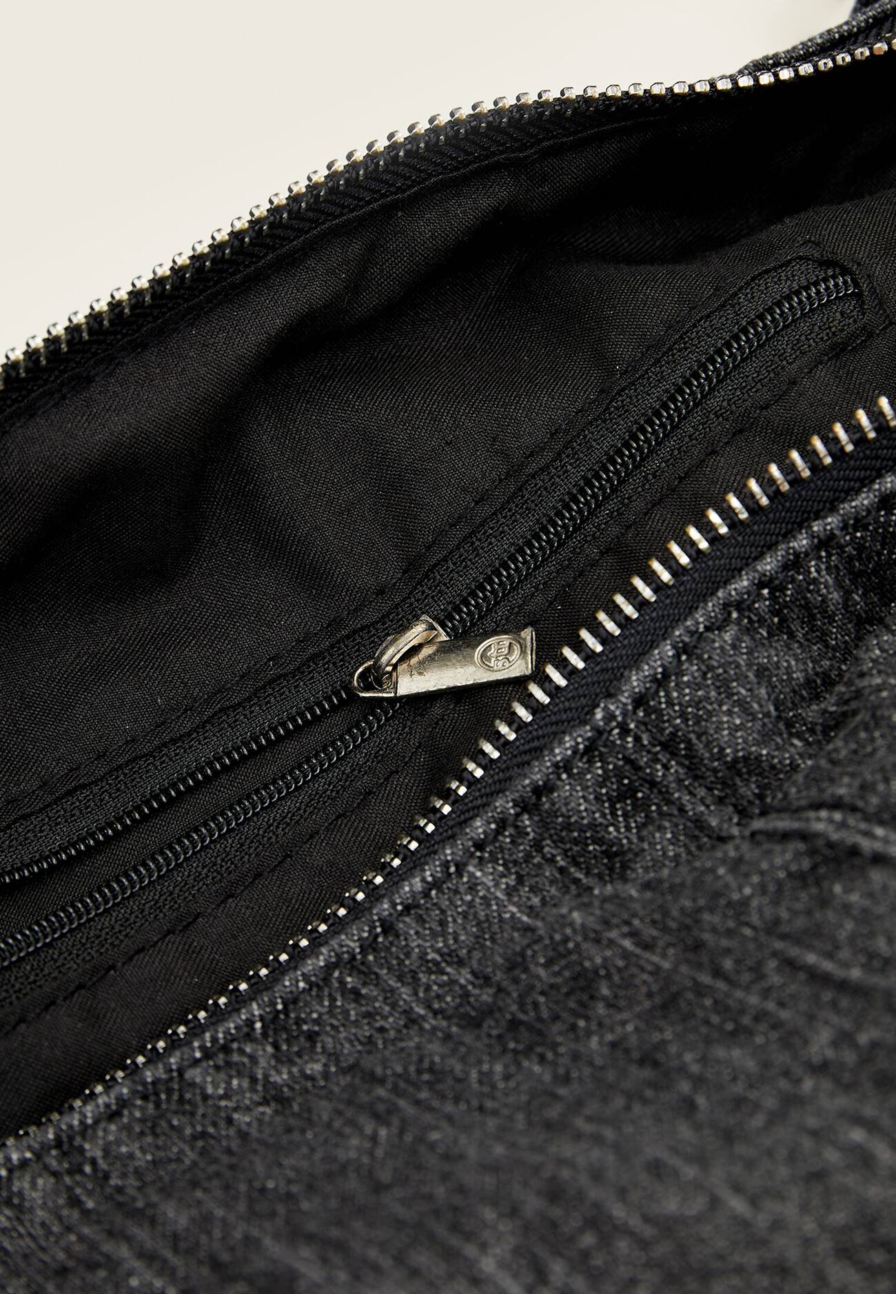 Bolsa meia-lua de jeans