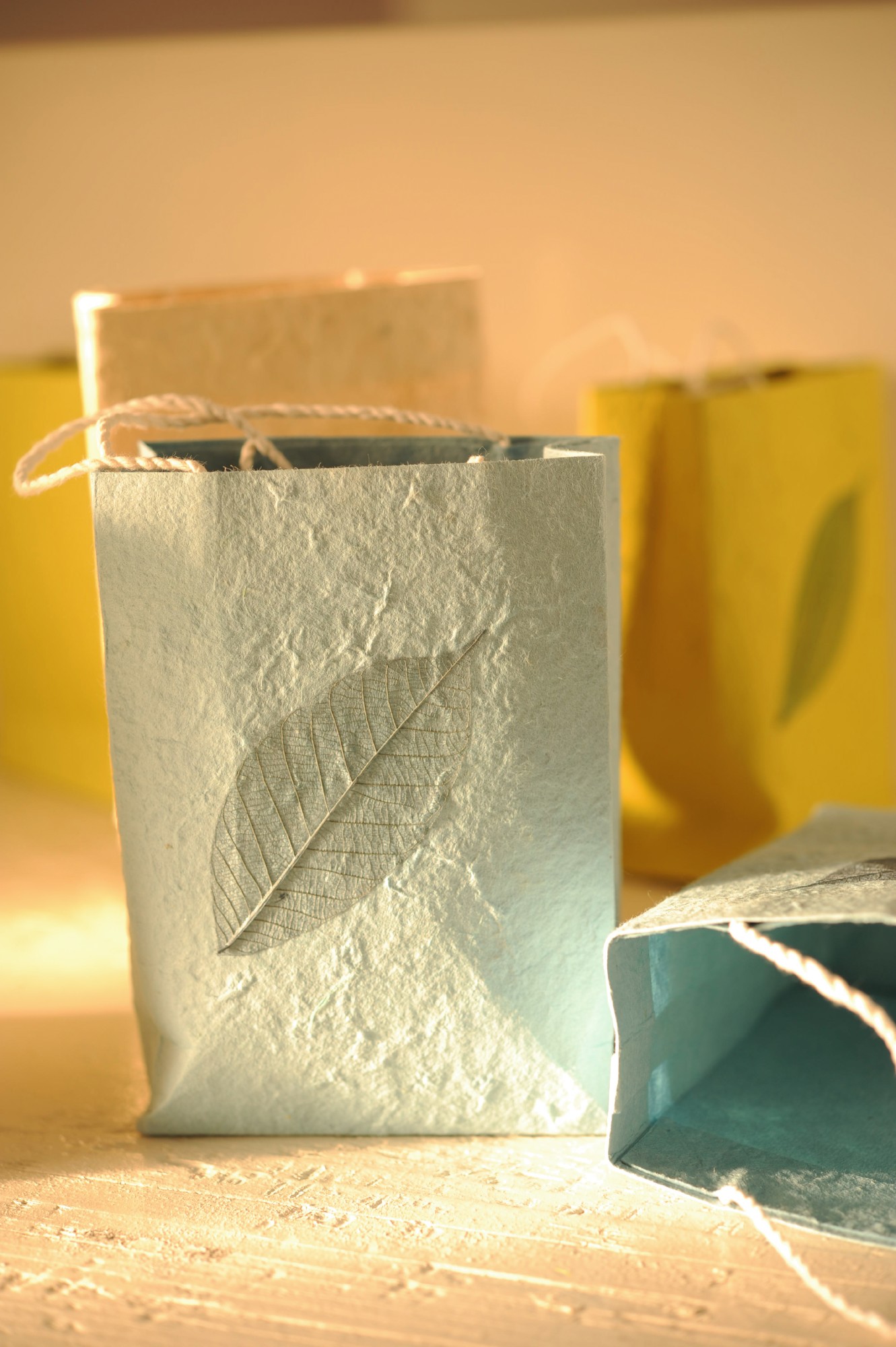 Tasche aus handgeschöpftem Papier, weiß, L 11,5 cm, B 5 cm, H 16 cm günstig bestellen