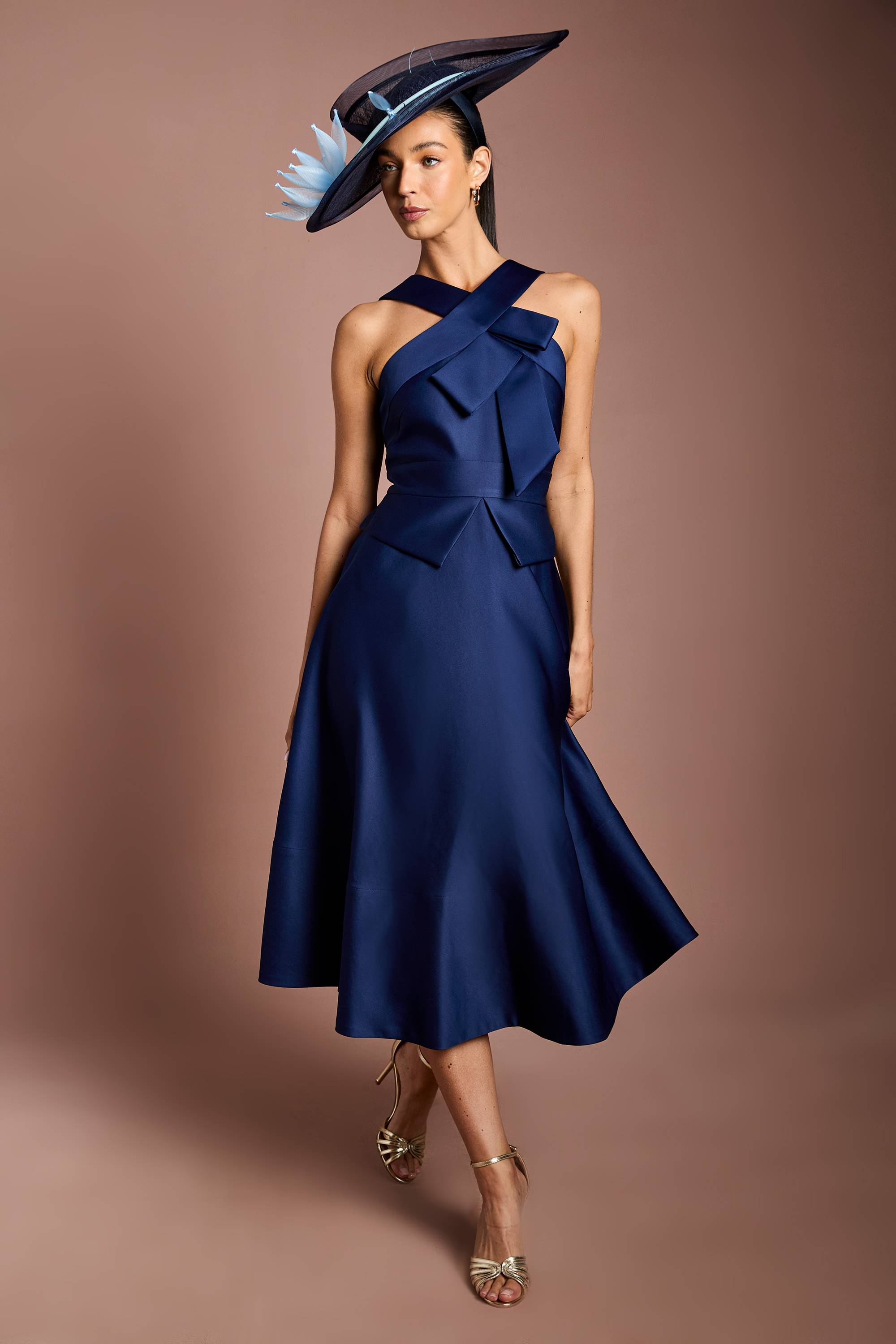 Coast Robe Midi Structurée En Satin Lisa Tan Avec Col Croisé Et Détail Nœud