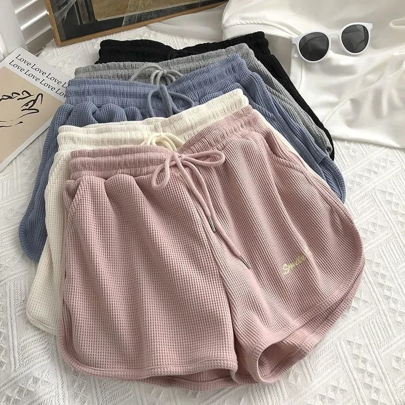 Rosesand - Lage taille wafelpatroon letters wijde mini shorts