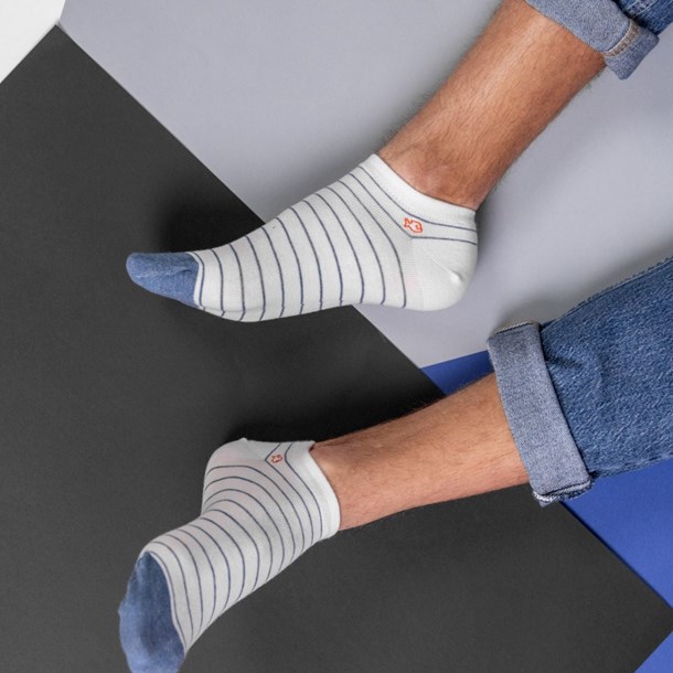 Socquettes à fines rayures blanc et bleu