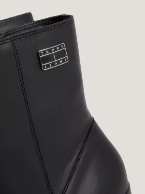Botas de cano curto com salto bloco e emblema esmaltado