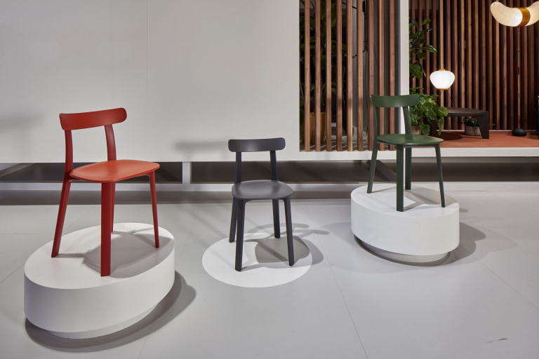 Vitra All Plastic stoel ice grey viltglijder