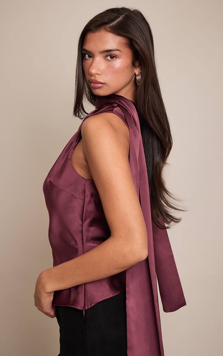Prune Top En Satin À Détail Foulard Asymétrique