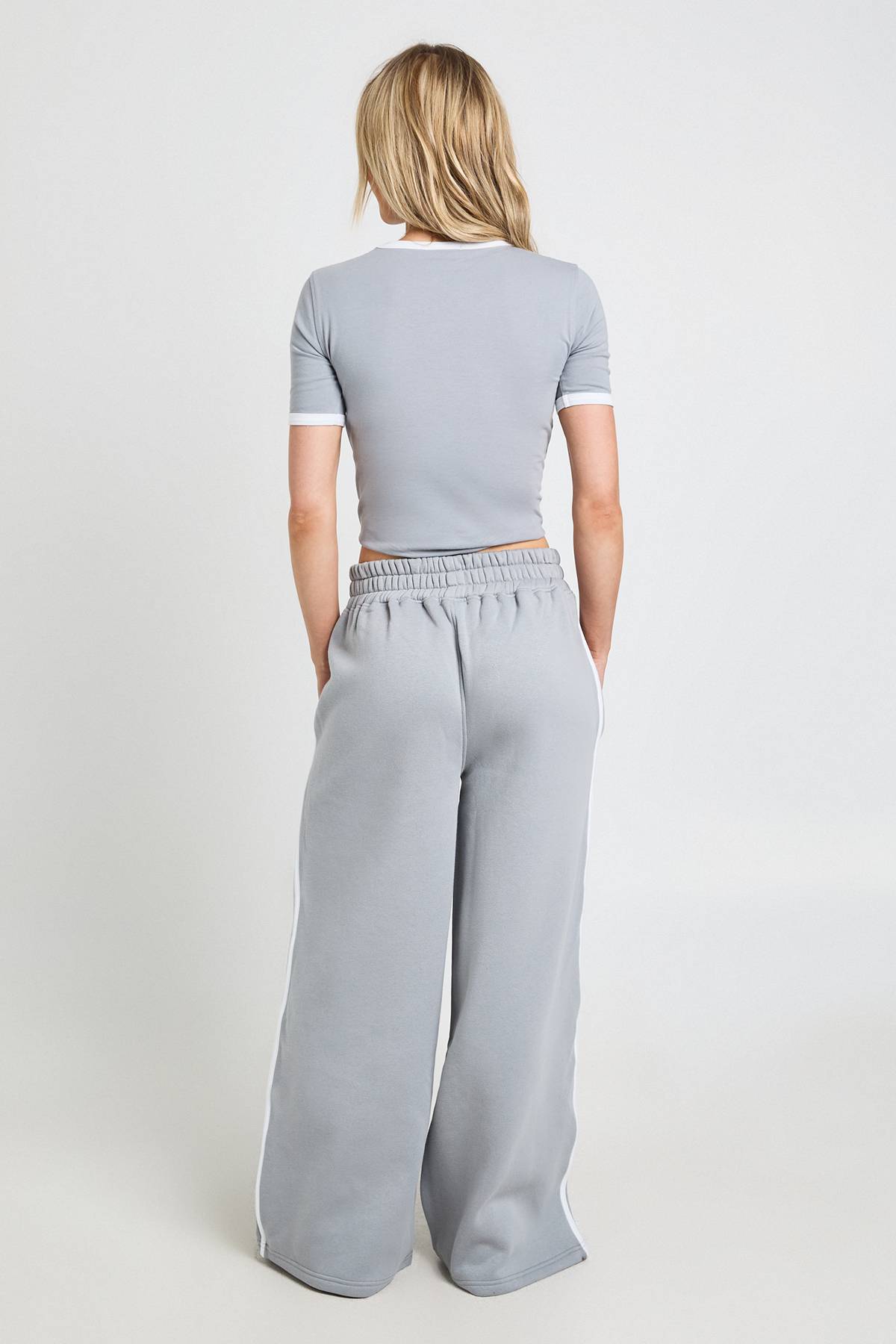 boohoo Ensemble Petite T-shirt À Détails Passepoilés Et Jogging Jambe Droite