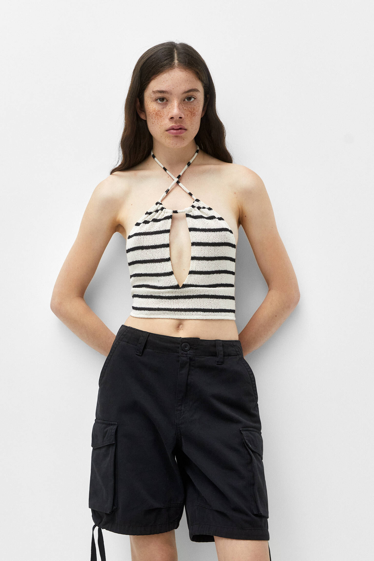 Top halter em malha cortada - cru/preto