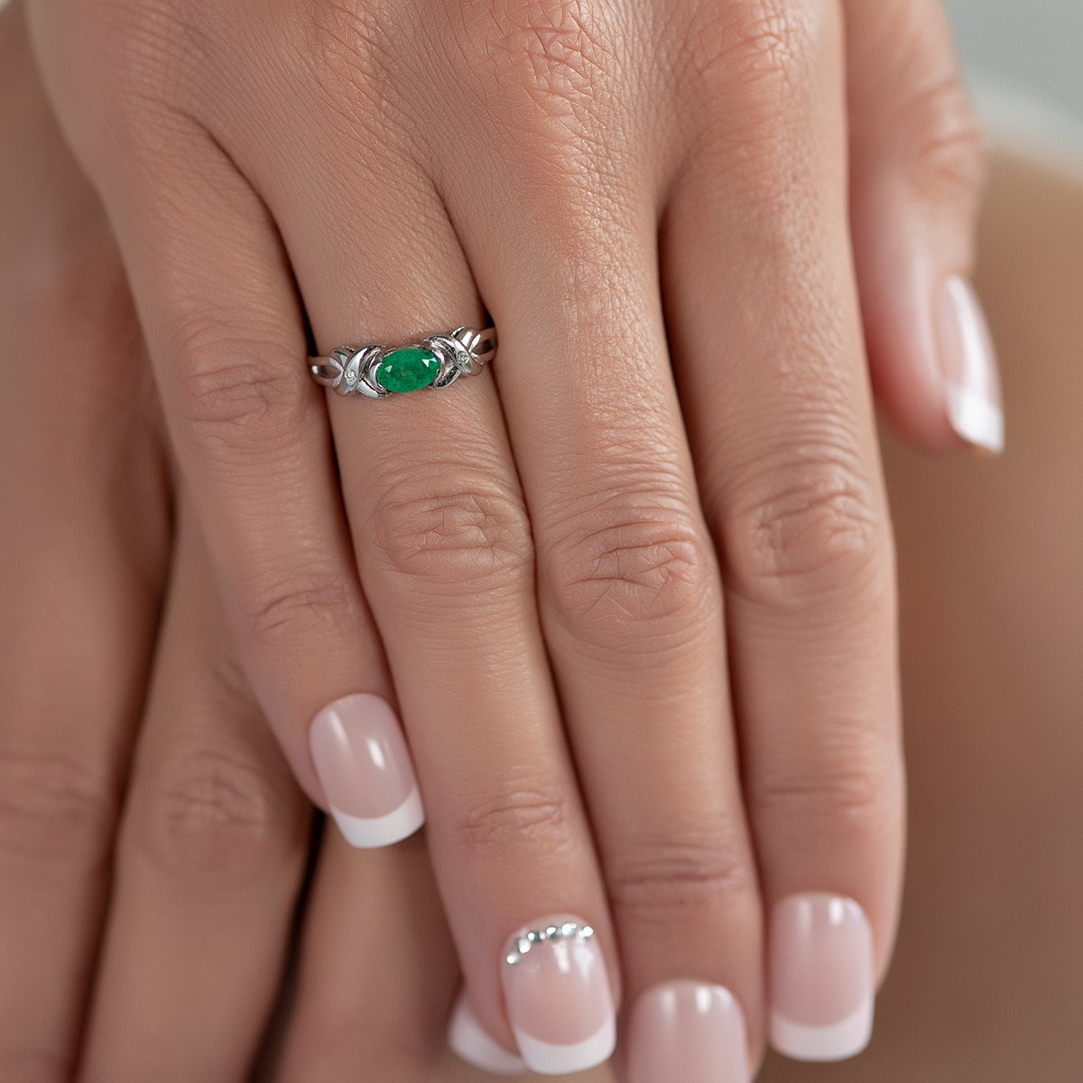 Bague ADEN Or 585 Blanc Emeraude et diamants 1.966grs