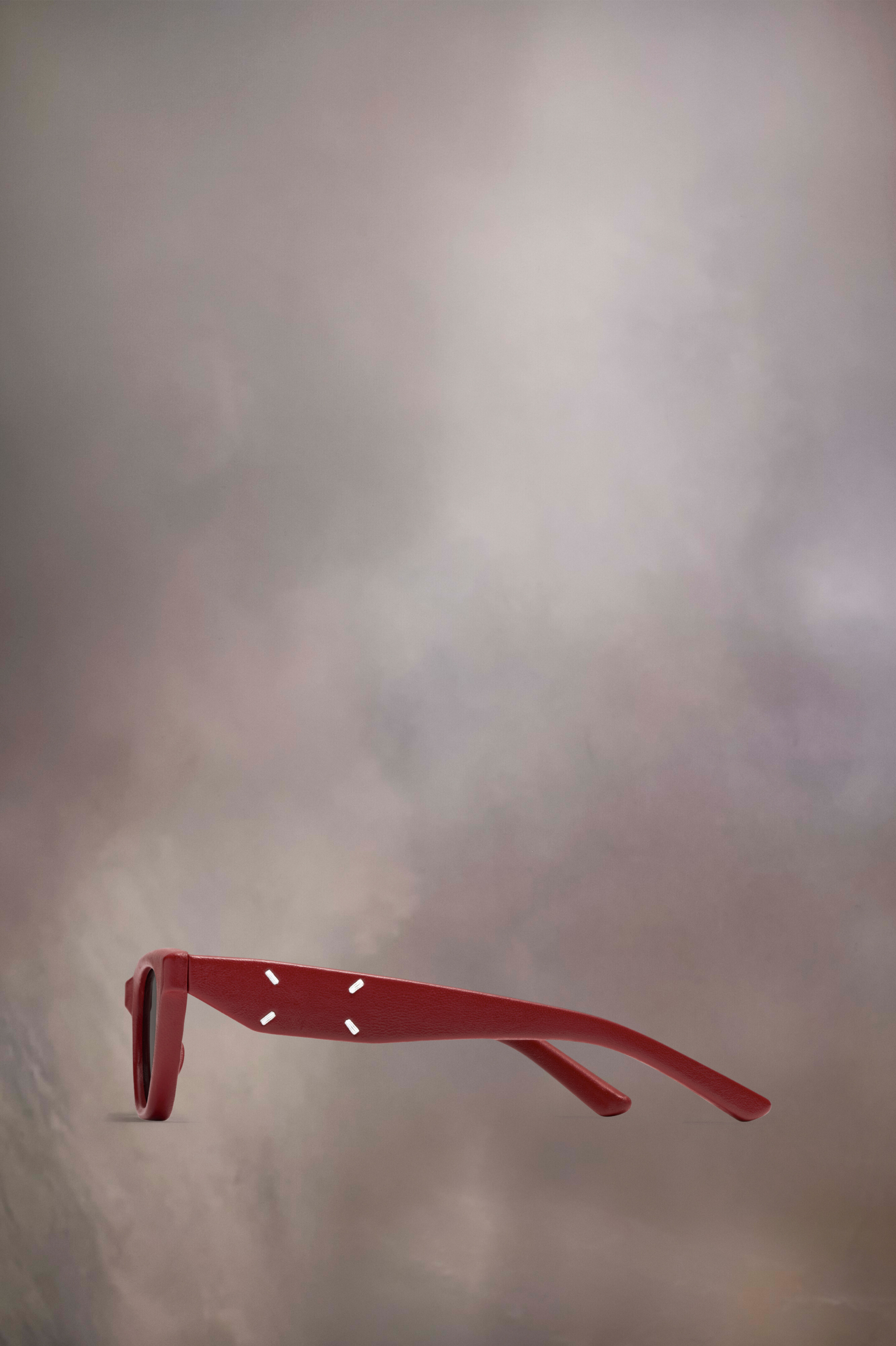 Lunettes de soleil en cuir rouges x Gentle Monster​