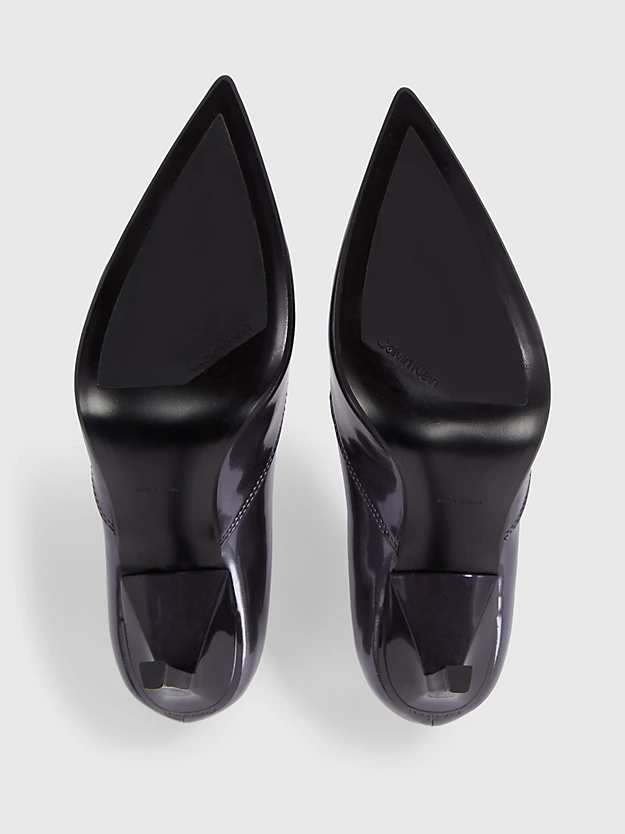 Sapatos de couro com salto agulha