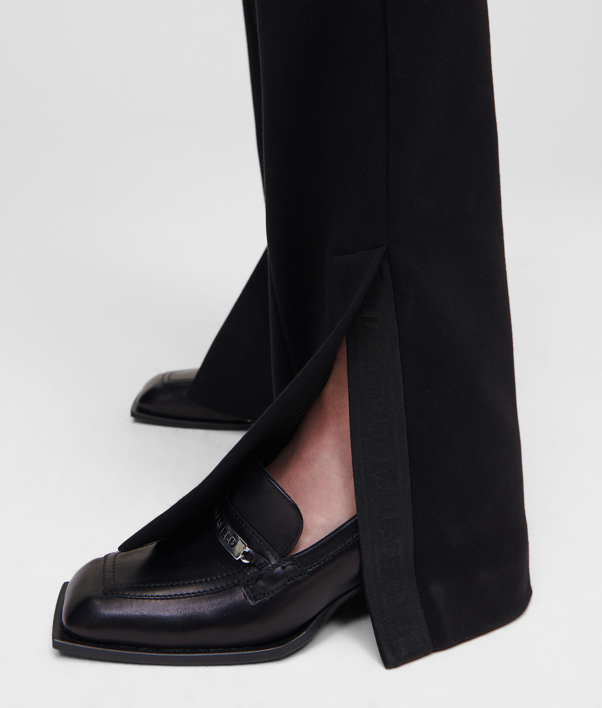 PANTALON EN PUNTO AVEC LOGO KARL ET BAS FENDUS
